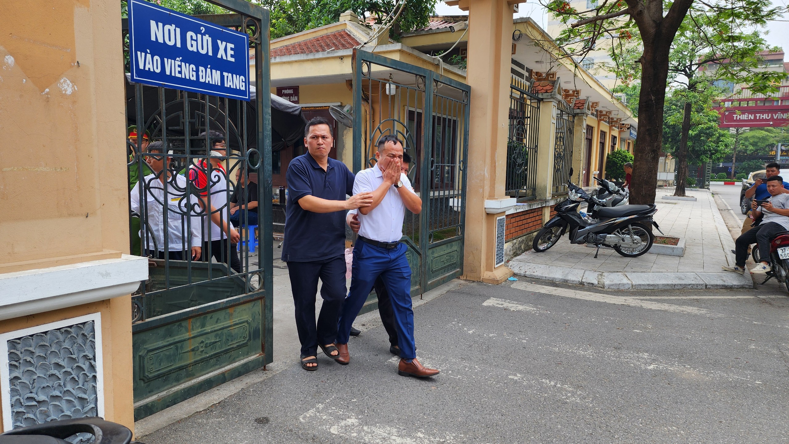 Vụ ch&aacute;y nh&agrave; trọ Trung K&iacute;nh, 14 người tử vong: Người th&acirc;n bật kh&oacute;c chạy c&aacute;c nh&agrave; tang lễ- Ảnh 3.