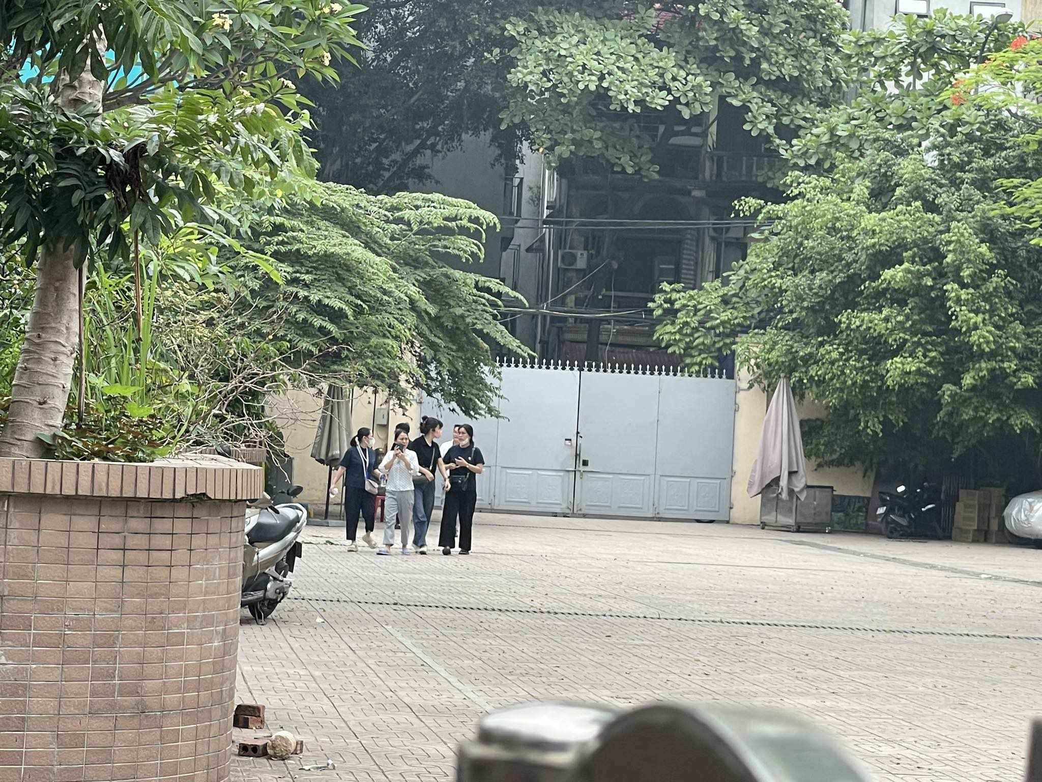 Vụ ch&aacute;y nh&agrave; trọ Trung K&iacute;nh, 14 người tử vong: Người th&acirc;n bật kh&oacute;c chạy c&aacute;c nh&agrave; tang lễ- Ảnh 4.