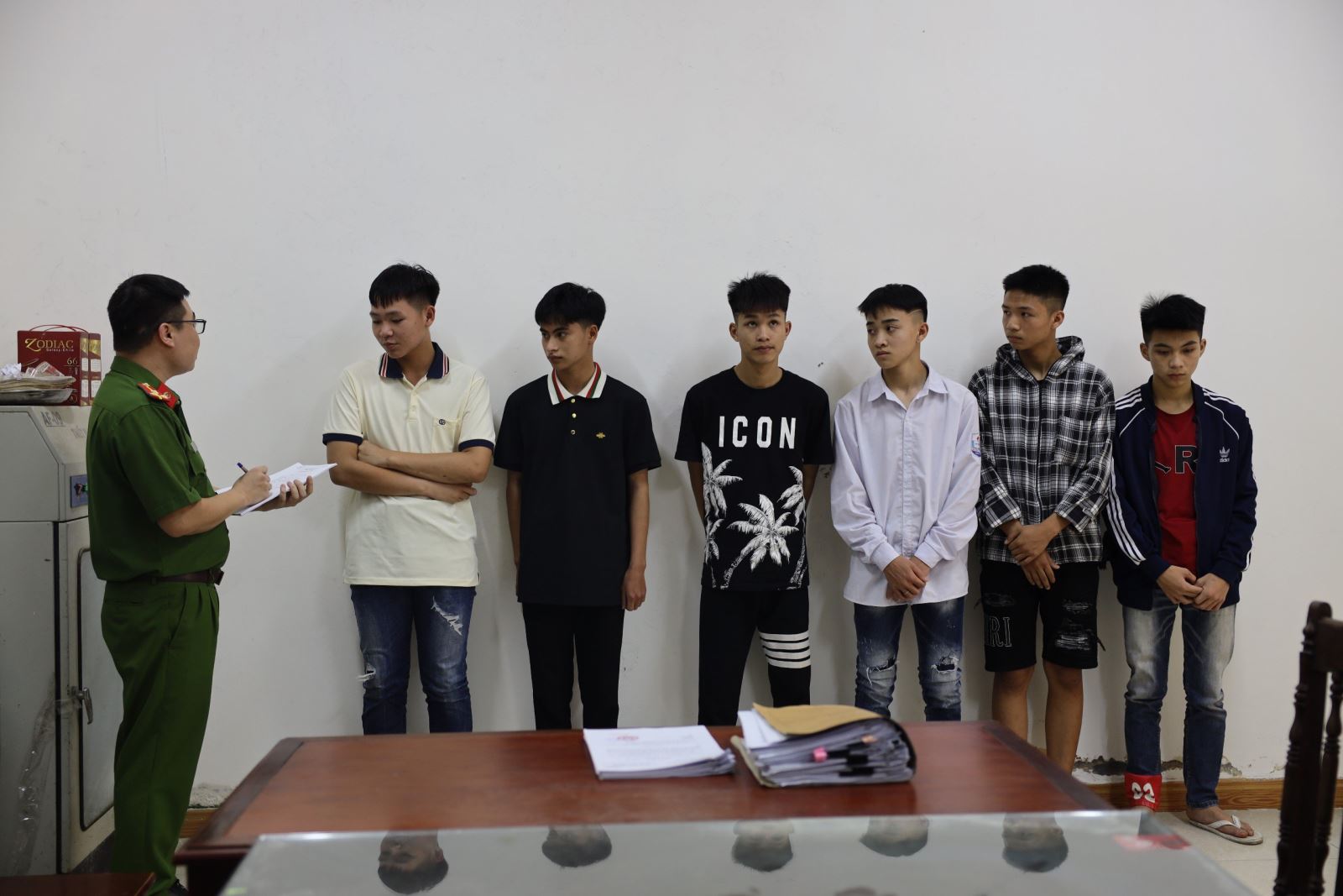 Khởi tố nh&oacute;m "b&aacute;o thủ" đi xe m&aacute;y đuổi đ&aacute;nh nhau tr&ecirc;n phố, g&acirc;y tai nạn giao th&ocirc;ng- Ảnh 4.