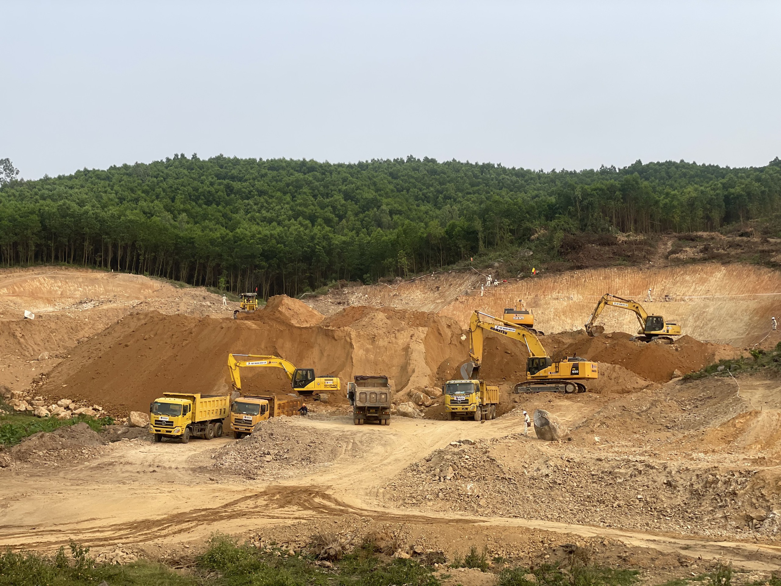 Nh&agrave; thầu cao tốc qua Quảng Ng&atilde;i mệt mỏi v&igrave; thiếu đất đắp- Ảnh 2.
