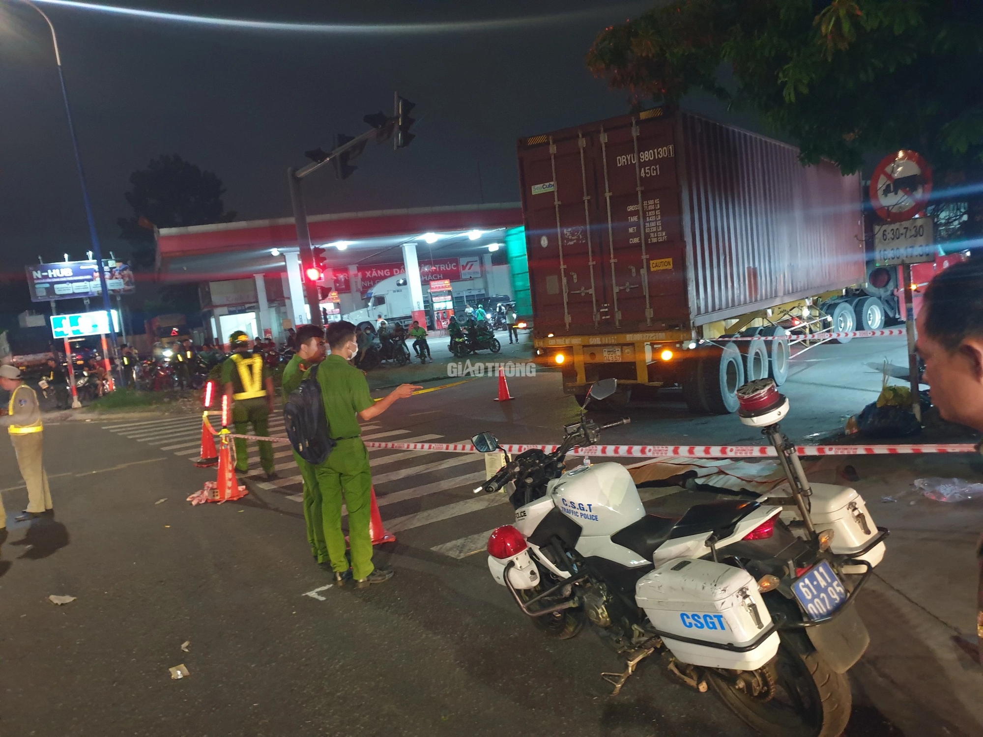Người đ&agrave;n &ocirc;ng đi bộ ng&atilde; v&agrave;o gầm xe container, tử vong tại chỗ- Ảnh 2.