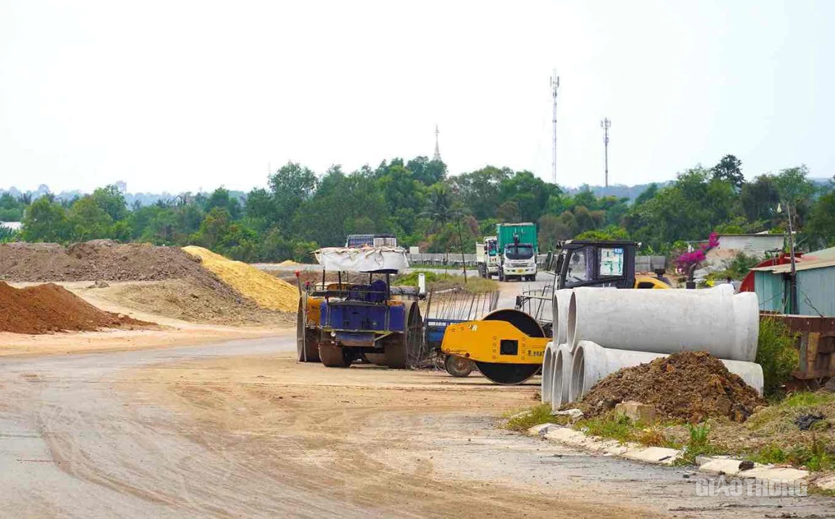 Hương lộ 2 và cầu Vàm Cái Sứt nối cao tốc về TP.HCM sau gần 4 năm thi công ra sao?- Ảnh 3. Hương lộ 2 và cầu Vàm Cái Sứt nối cao tốc về TP.HCM sau gần 4 năm thi công ra sao?- Ảnh 3.