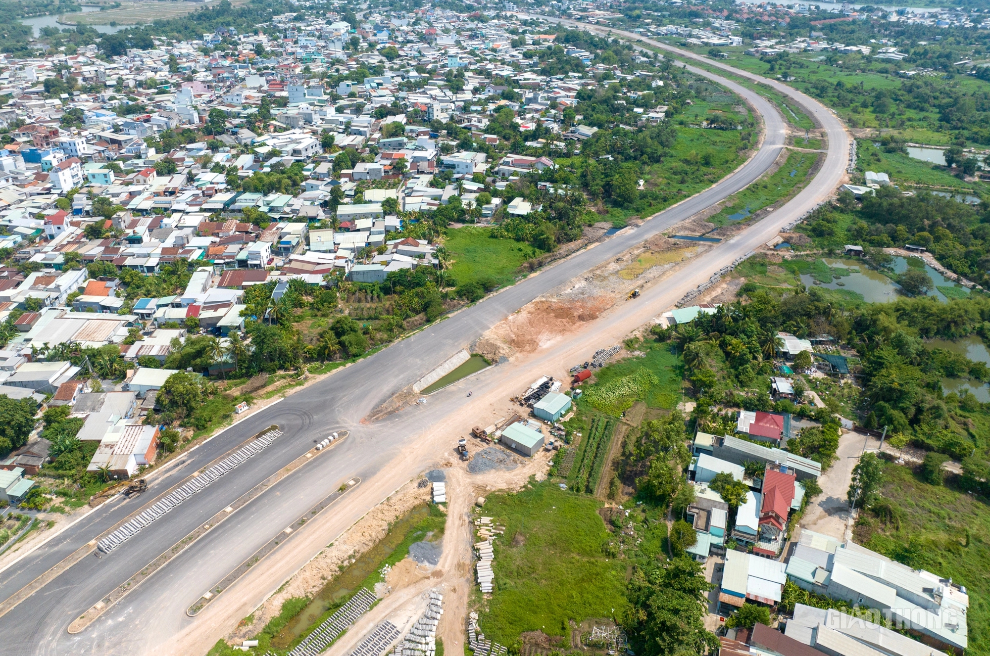 Hương lộ 2 và cầu Vàm Cái Sứt nối cao tốc về TP.HCM sau gần 4 năm thi công ra sao?- Ảnh 5. Hương lộ 2 và cầu Vàm Cái Sứt nối cao tốc về TP.HCM sau gần 4 năm thi công ra sao?- Ảnh 5.