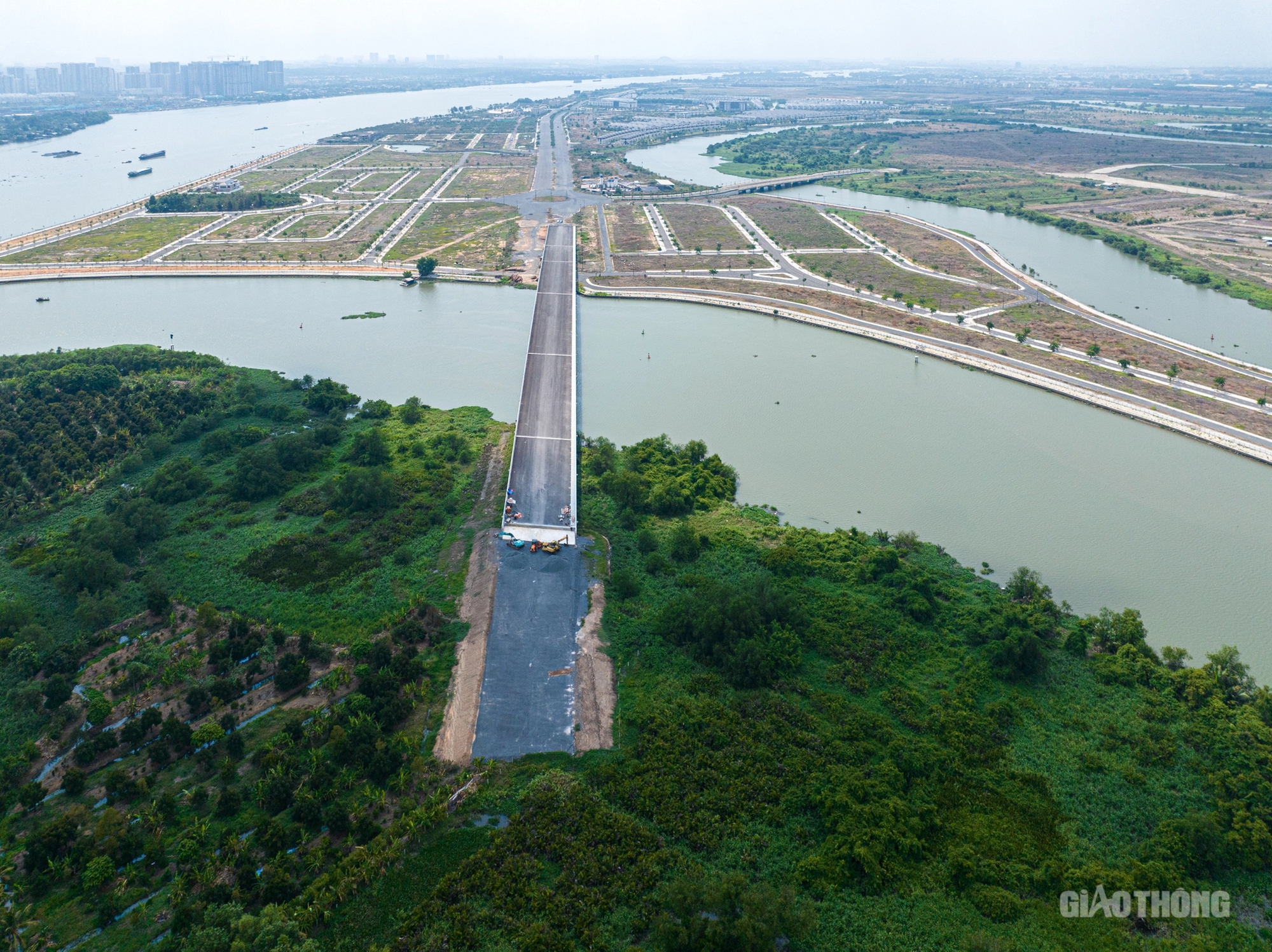 Hương lộ 2 và cầu Vàm Cái Sứt nối cao tốc về TP.HCM sau gần 4 năm thi công ra sao?- Ảnh 8. Hương lộ 2 và cầu Vàm Cái Sứt nối cao tốc về TP.HCM sau gần 4 năm thi công ra sao?- Ảnh 8.