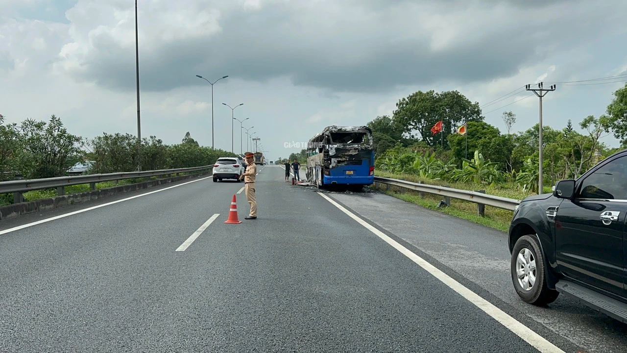Xe kh&aacute;ch bốc ch&aacute;y ng&ugrave;n ngụt tr&ecirc;n cao tốc Cầu Giẽ - Ninh B&igrave;nh- Ảnh 3.