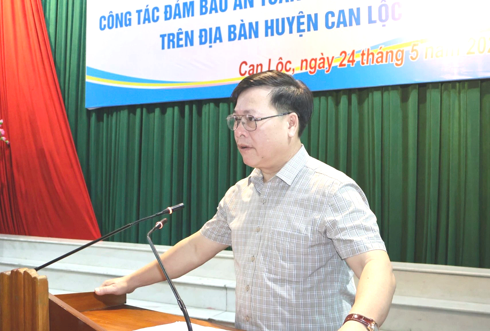 H&agrave;ng trăm người d&acirc;n H&agrave; Tĩnh được phổ biến kiến thức an to&agrave;n giao th&ocirc;ng- Ảnh 1.