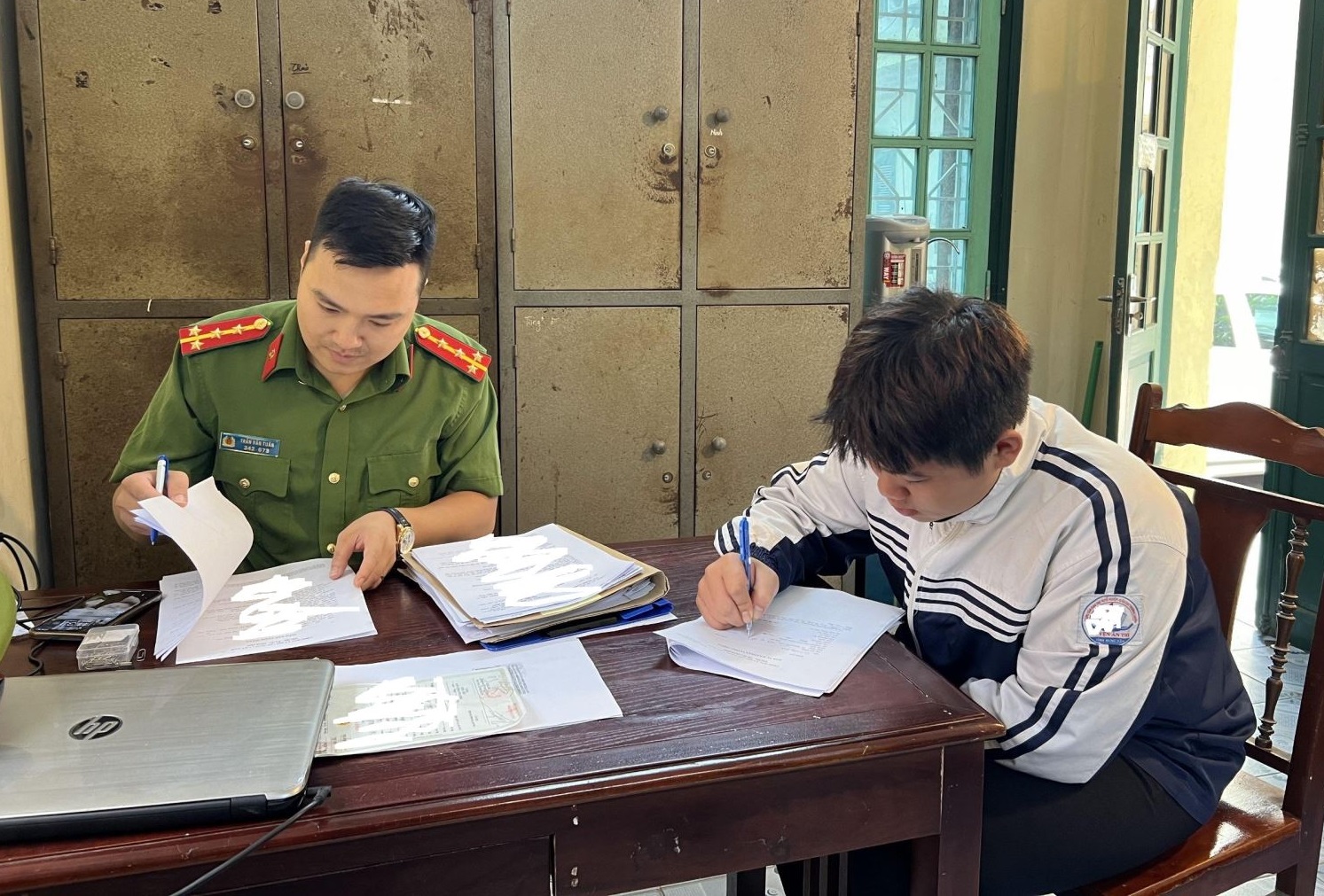 Khởi tố nh&oacute;m "b&aacute;o thủ" đi xe m&aacute;y đuổi đ&aacute;nh nhau tr&ecirc;n phố, g&acirc;y tai nạn giao th&ocirc;ng- Ảnh 2.