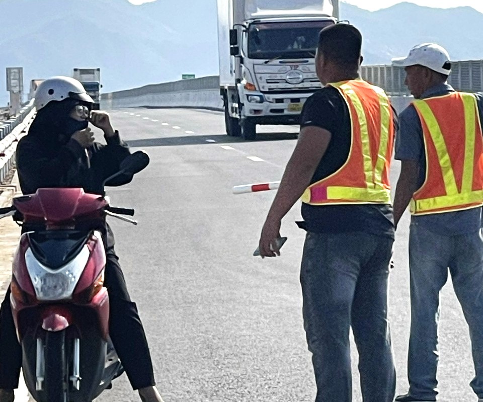 Báo động nạn ném đá, phá rào trên cao tốc Cam Lâm - Vĩnh Hảo- Ảnh 4. Báo động nạn ném đá, phá rào trên cao tốc Cam Lâm - Vĩnh Hảo- Ảnh 4.