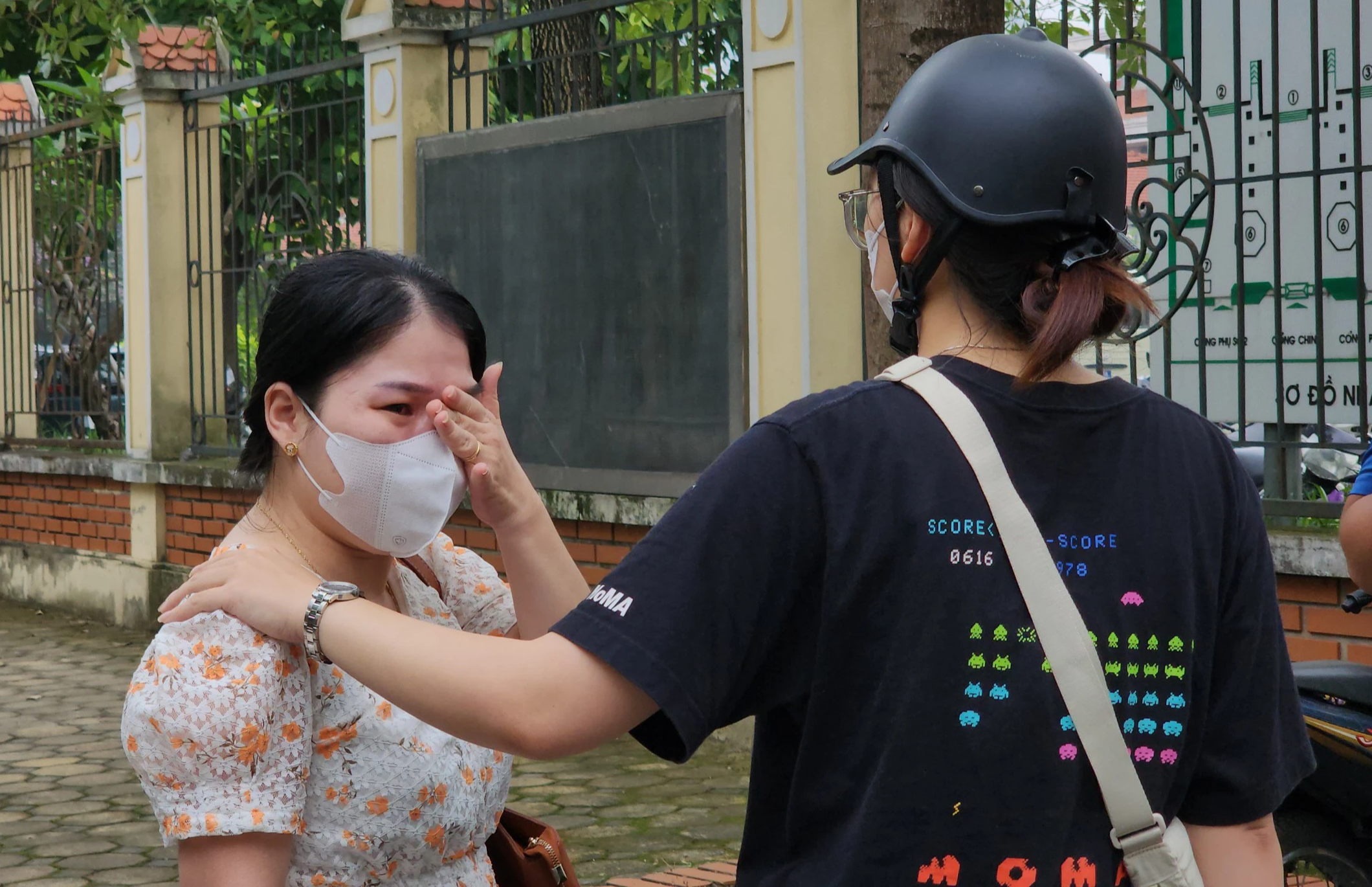 Vụ ch&aacute;y nh&agrave; trọ Trung K&iacute;nh, 14 người tử vong: Người th&acirc;n bật kh&oacute;c chạy c&aacute;c nh&agrave; tang lễ- Ảnh 1.