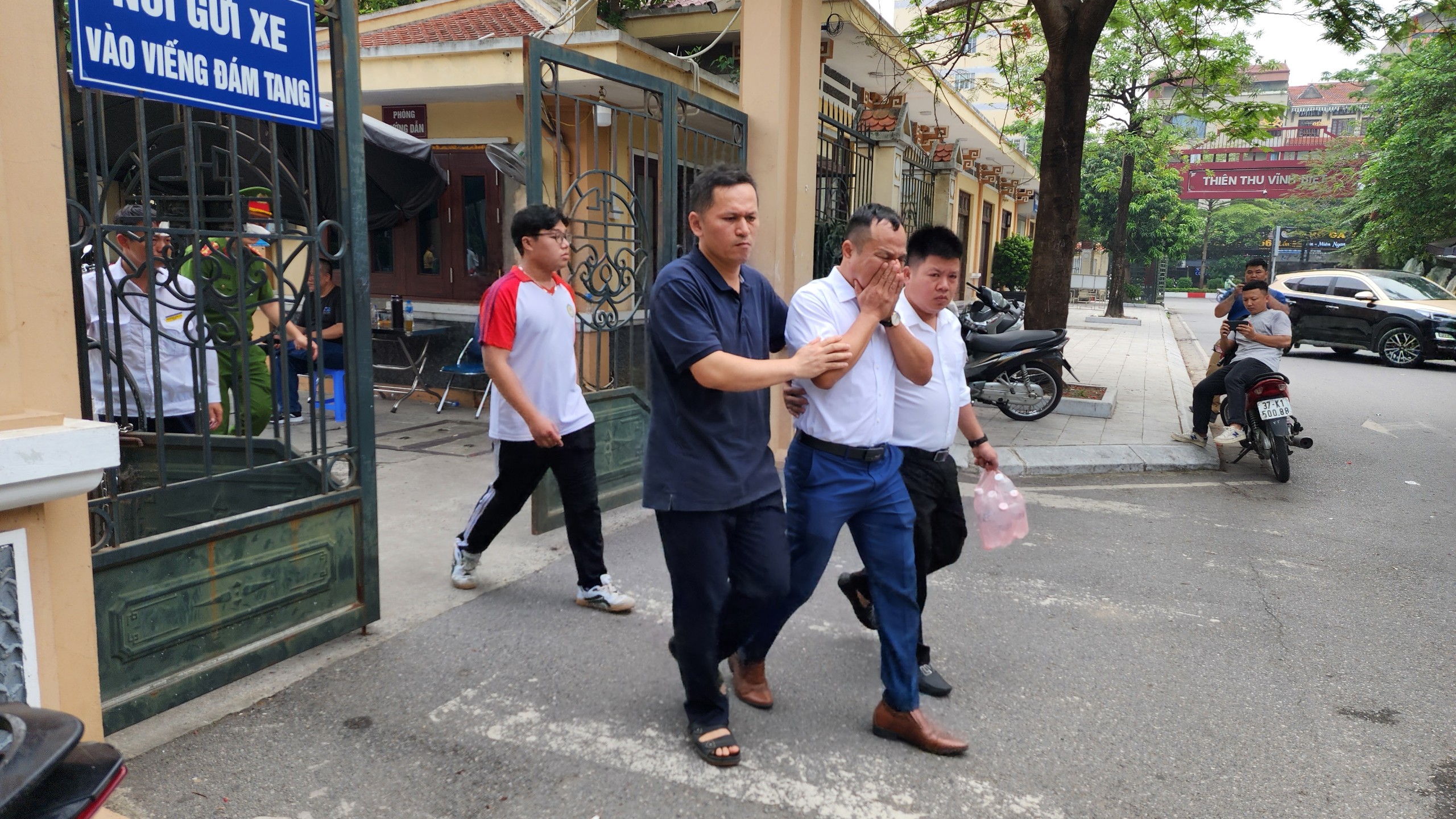 Ch&aacute;y nh&agrave; trọ, 14 người tử vong ở H&agrave; Nội: Tiếng kh&oacute;c bao tr&ugrave;m nh&agrave; tang lễ- Ảnh 7.