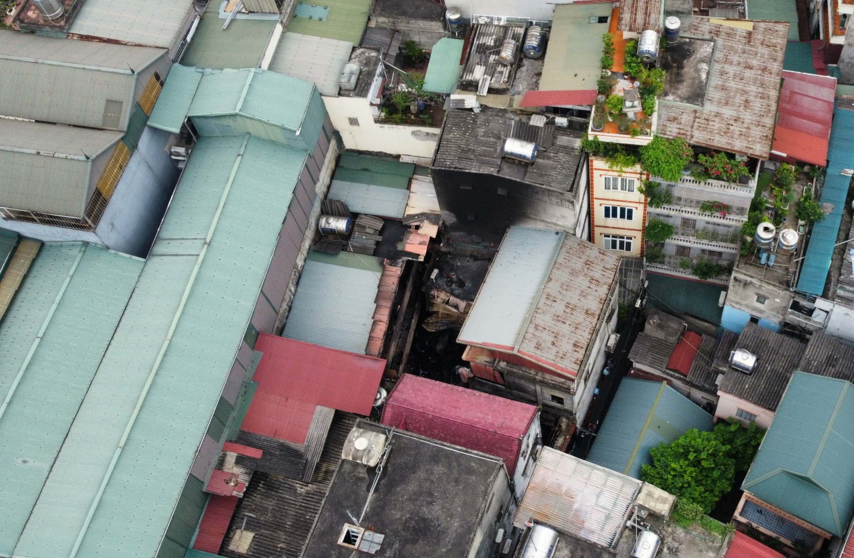 C&ocirc;ng an kh&aacute;m hiện trường ch&aacute;y nh&agrave; trọ khiến 14 người tử vong ở H&agrave; Nội- Ảnh 2.