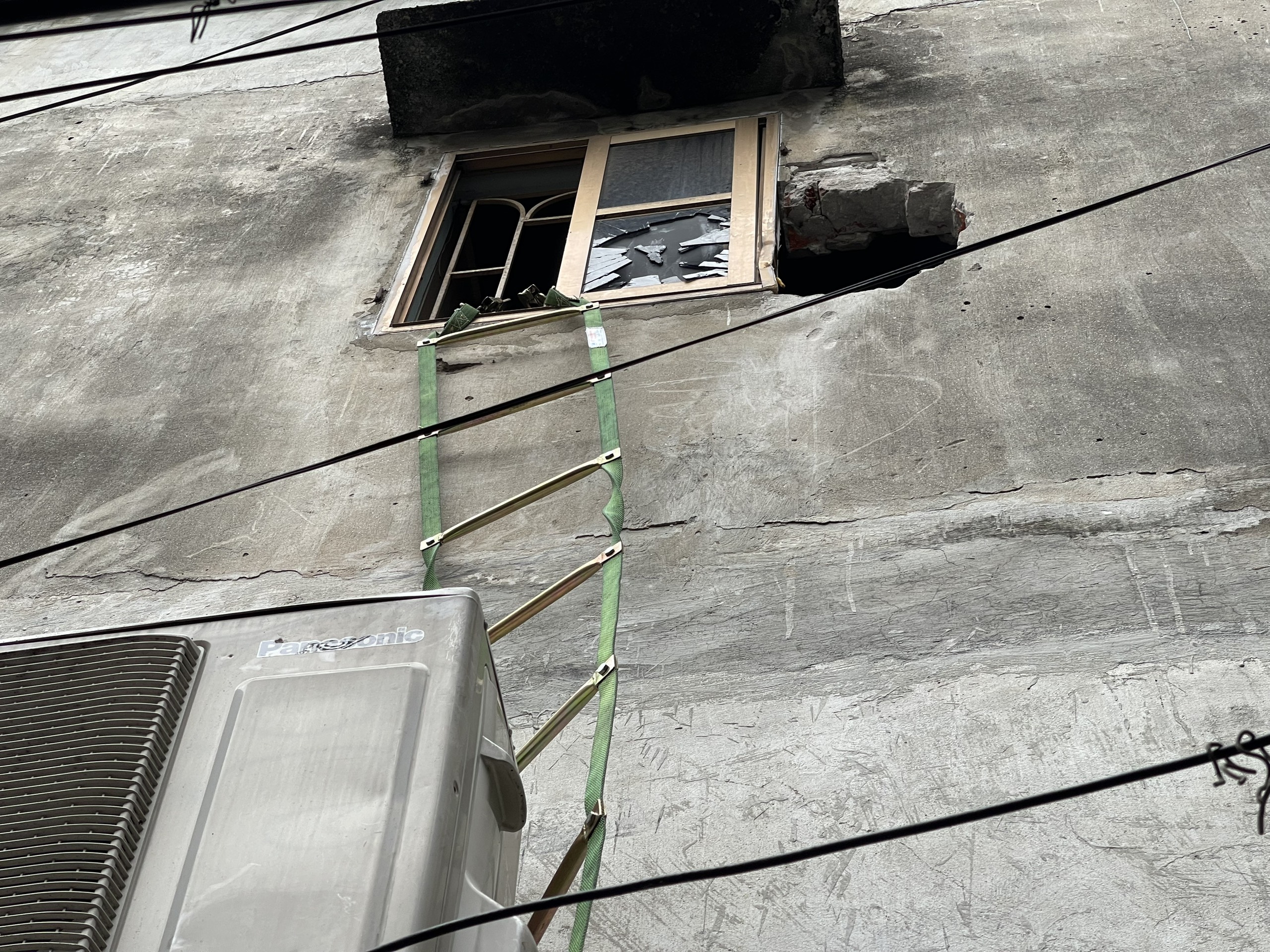 Người h&ugrave;ng cứu nạn nh&acirc;n vụ ch&aacute;y nh&agrave; trọ: 