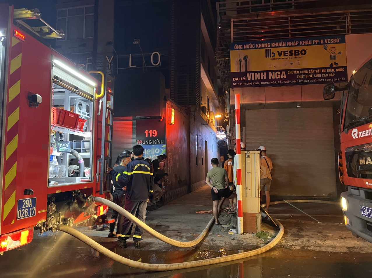 Cận cảnh hiện trường vụ ch&aacute;y nh&agrave; trọ ở Trung K&iacute;nh, 14 người tử vong- Ảnh 4.