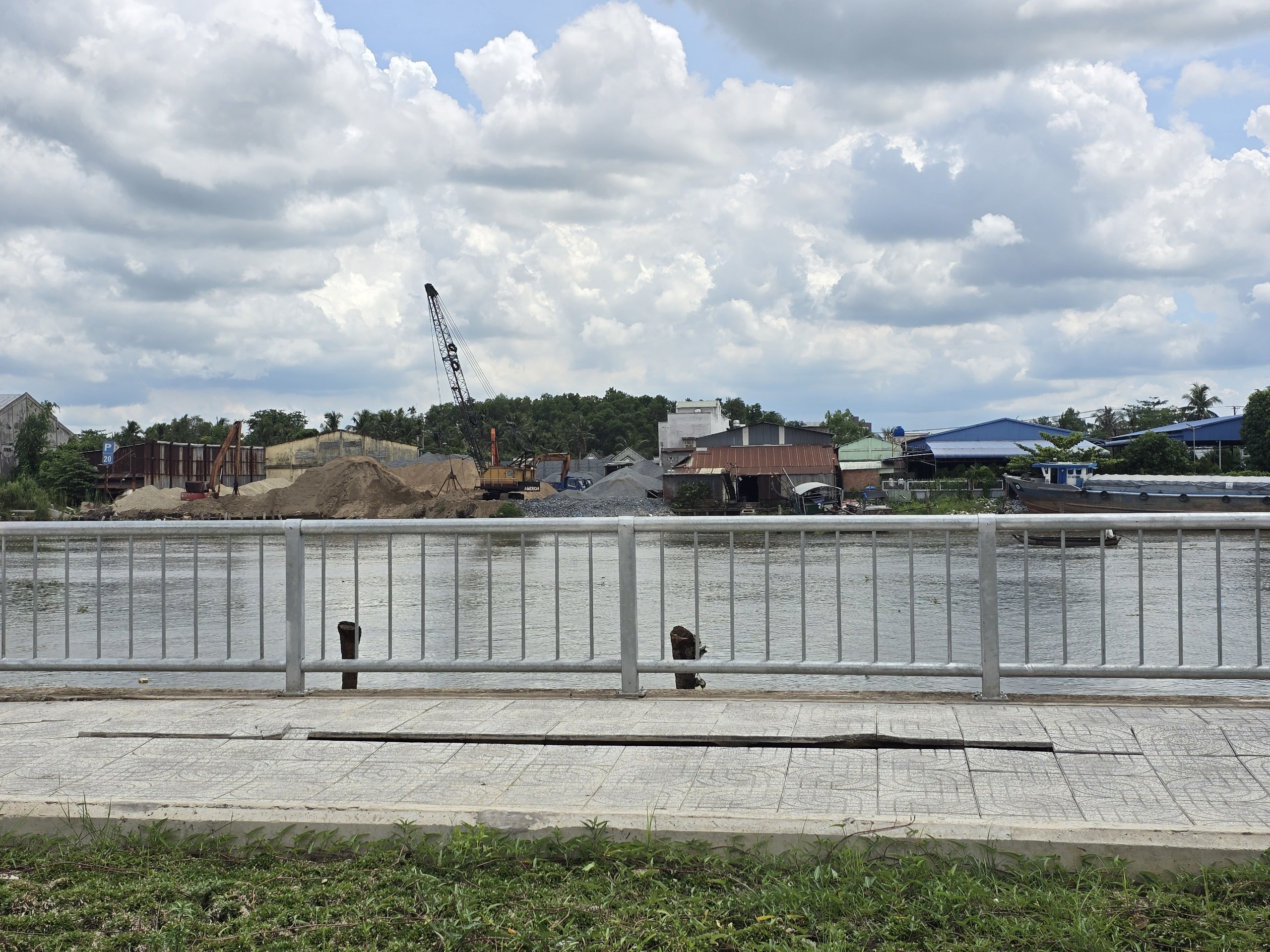 Nứt bờ k&egrave; s&ocirc;ng Cần Thơ: Chủ đầu tư chờ hết l&uacute;n, b&ugrave; c&aacute;t v&agrave; l&aacute;t gạch lại- Ảnh 2.