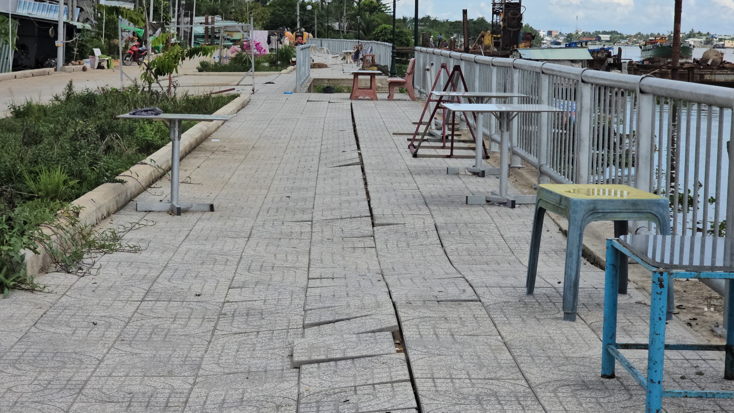 Nứt bờ k&egrave; s&ocirc;ng Cần Thơ: Chủ đầu tư chờ hết l&uacute;n, b&ugrave; c&aacute;t v&agrave; l&aacute;t gạch lại- Ảnh 1.