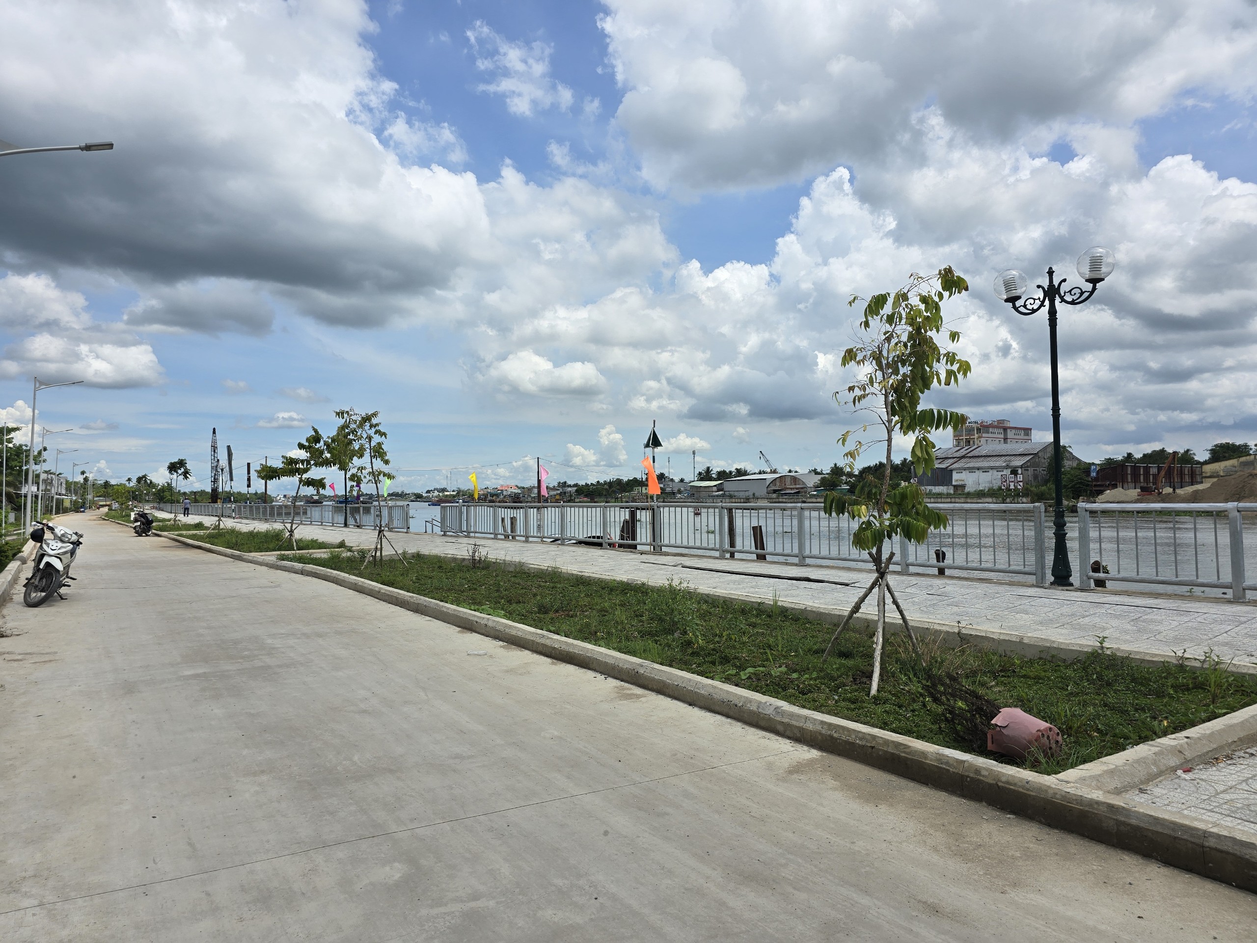 Nứt bờ k&egrave; s&ocirc;ng Cần Thơ: Chủ đầu tư chờ hết l&uacute;n, b&ugrave; c&aacute;t v&agrave; l&aacute;t gạch lại- Ảnh 3.