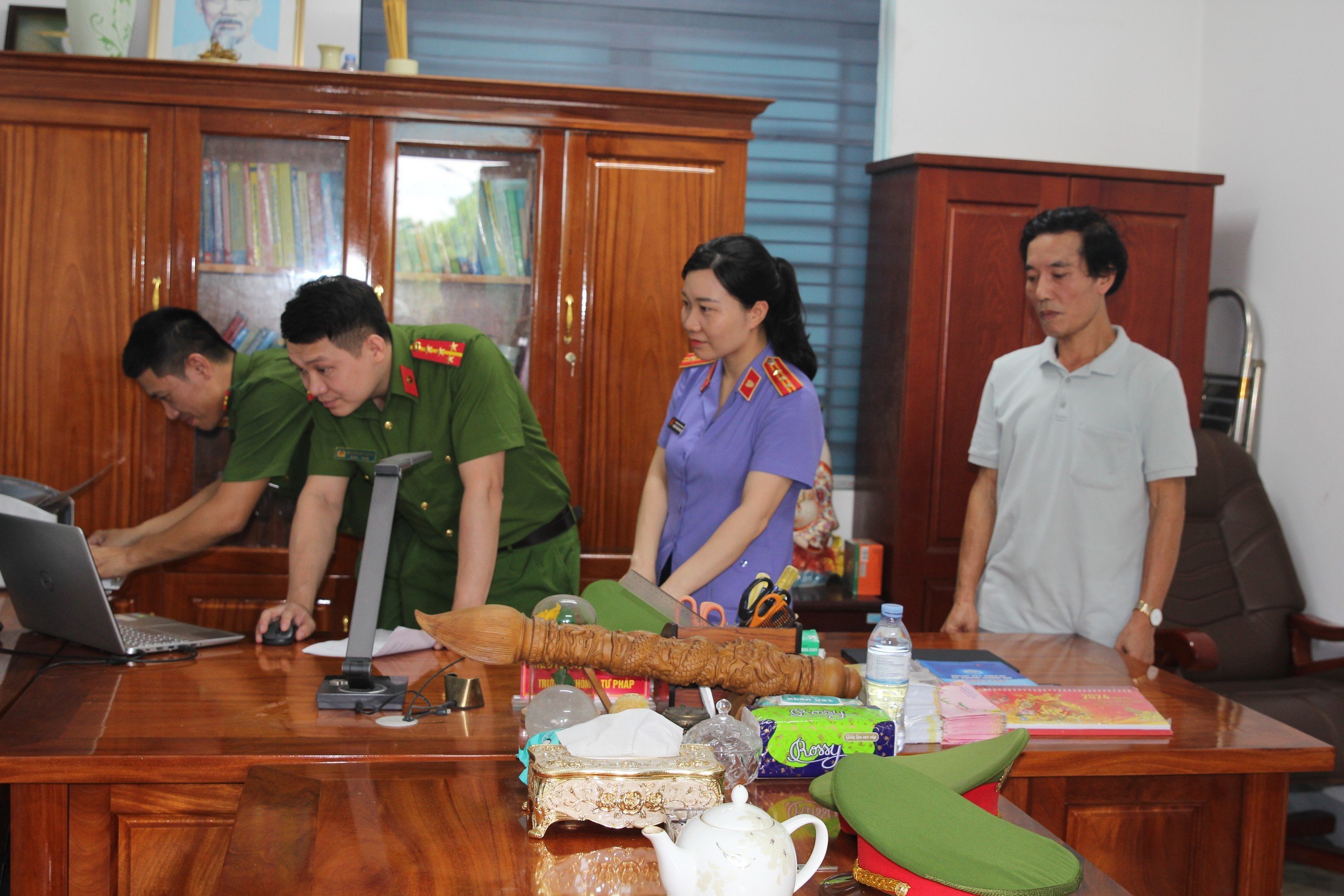 Vụ bắt tạm giam chủ tịch TX Cửa L&ograve;: Nhiều trưởng ph&ograve;ng, nguy&ecirc;n trưởng ph&ograve;ng cũng bị bắt- Ảnh 2.