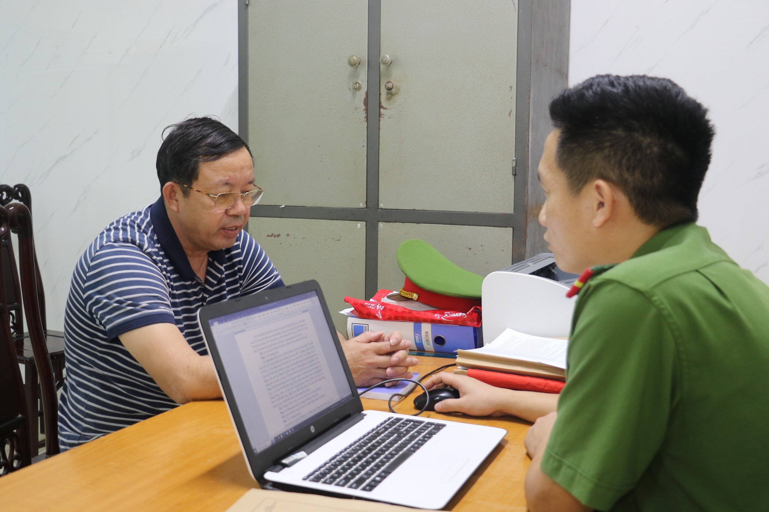 Vụ bắt tạm giam chủ tịch TX Cửa L&ograve;: Nhiều trưởng ph&ograve;ng, nguy&ecirc;n trưởng ph&ograve;ng cũng bị bắt- Ảnh 4.