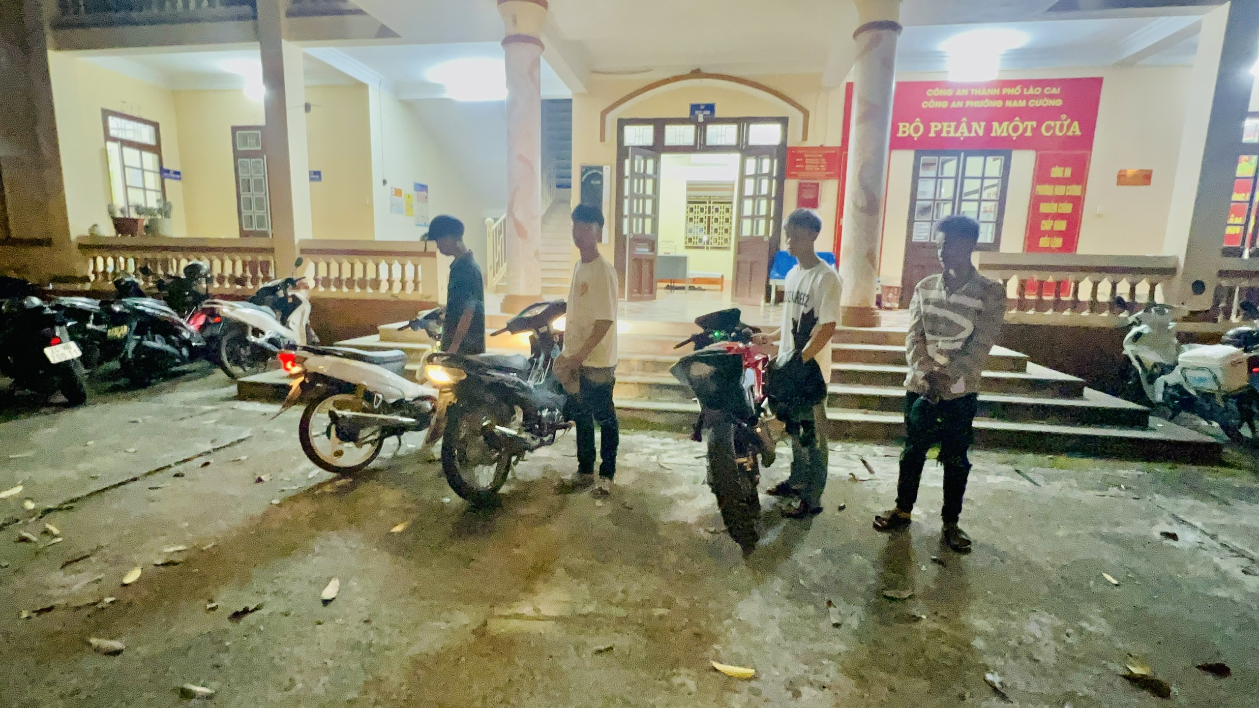 L&agrave;o Cai: Xử l&yacute; nghi&ecirc;m phụ huynh v&agrave; học sinh vi phạm trật tự ATGT- Ảnh 1.