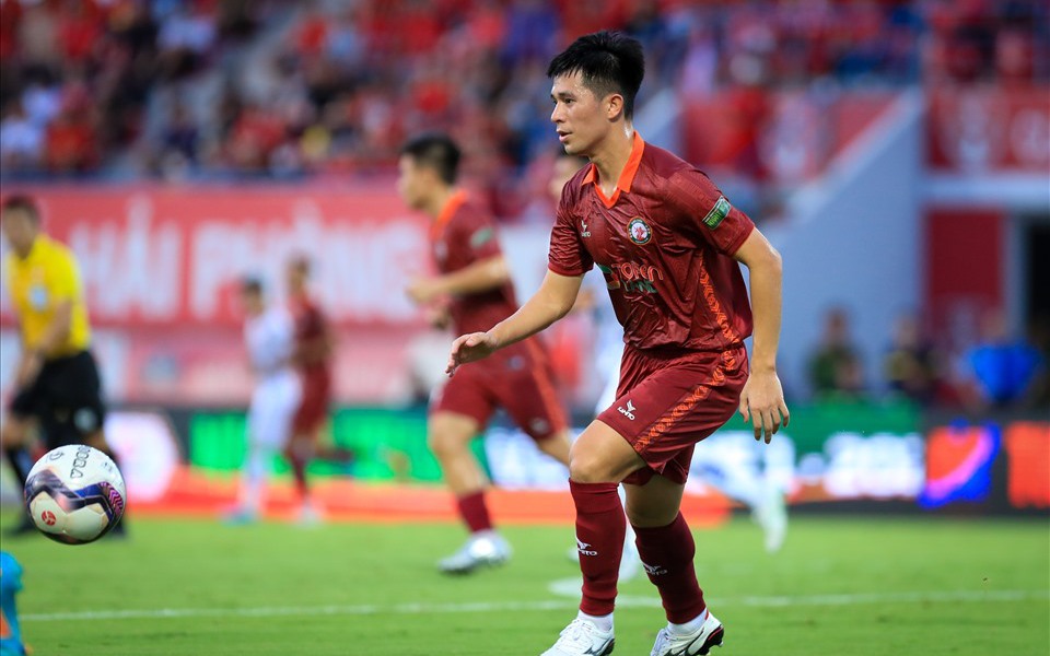 Rực s&aacute;ng trong m&agrave;u &aacute;o CLB, hai người h&ugrave;ng Thường Ch&acirc;u vẫn bị HLV Kim Sang-sik ng&oacute; lơ?