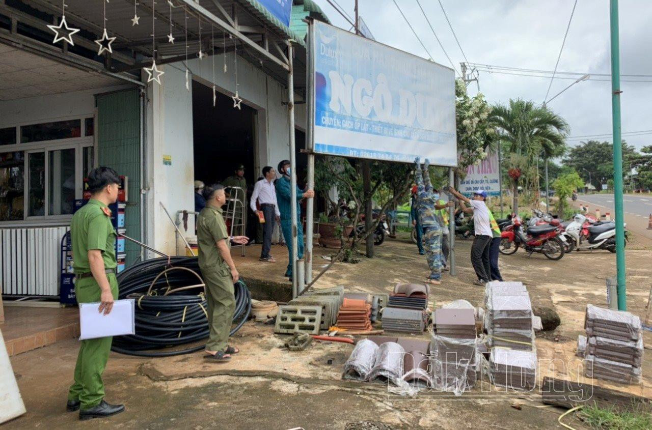 Đắk N&ocirc;ng: Xử l&yacute; nạn lấn chiếm h&agrave;nh lang ATGT bu&ocirc;n b&aacute;n họp chợ- Ảnh 2.