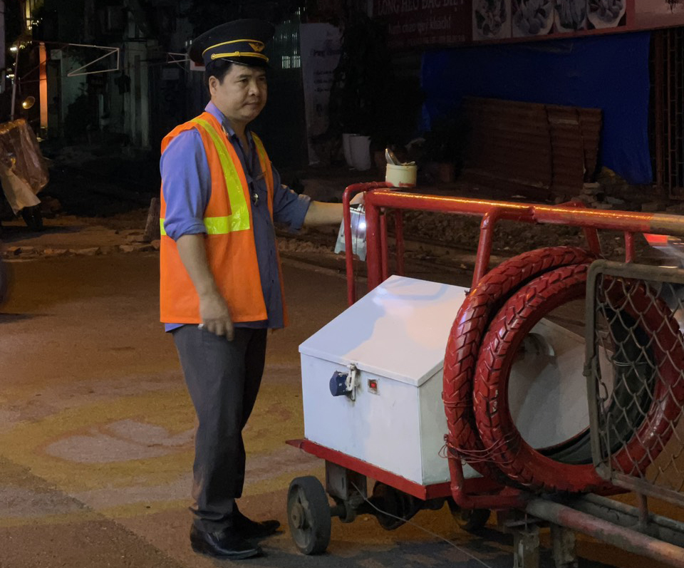 Nhọc nhằn nghề gác chắn tàu- Ảnh 1. Nhọc nhằn nghề gác chắn tàu- Ảnh 1.