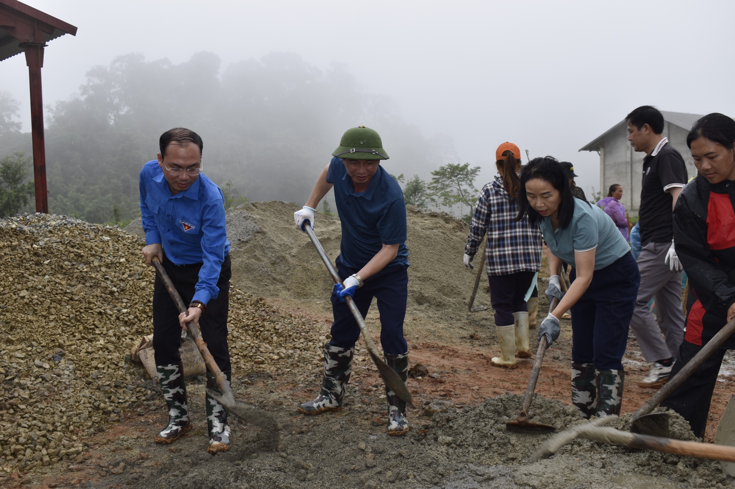 Tuy&ecirc;n Quang: Khởi c&ocirc;ng ng&ocirc;i nh&agrave; 15/10 do B&aacute;o Giao th&ocirc;ng t&agrave;i trợ- Ảnh 4.