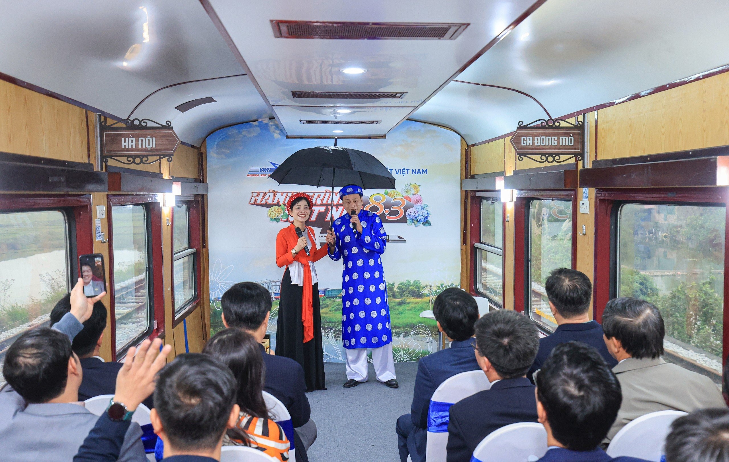 H&agrave;nh kh&aacute;ch đi lại bằng đường sắt tăng vọt- Ảnh 1.