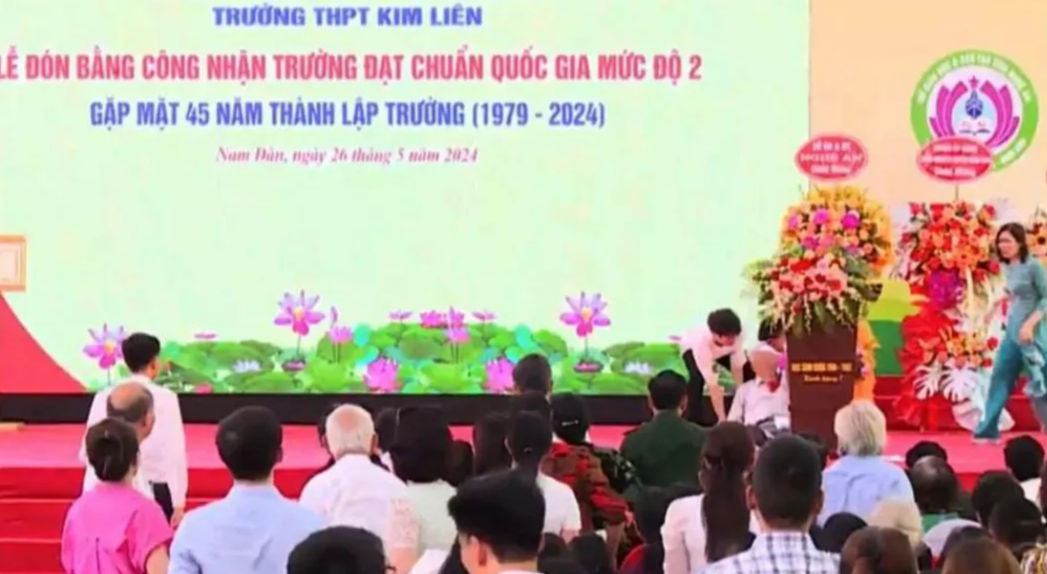 Nguy&ecirc;n hiệu trưởng bất ngờ ng&atilde; quỵ, tử vong khi đang ph&aacute;t biểu- Ảnh 1.