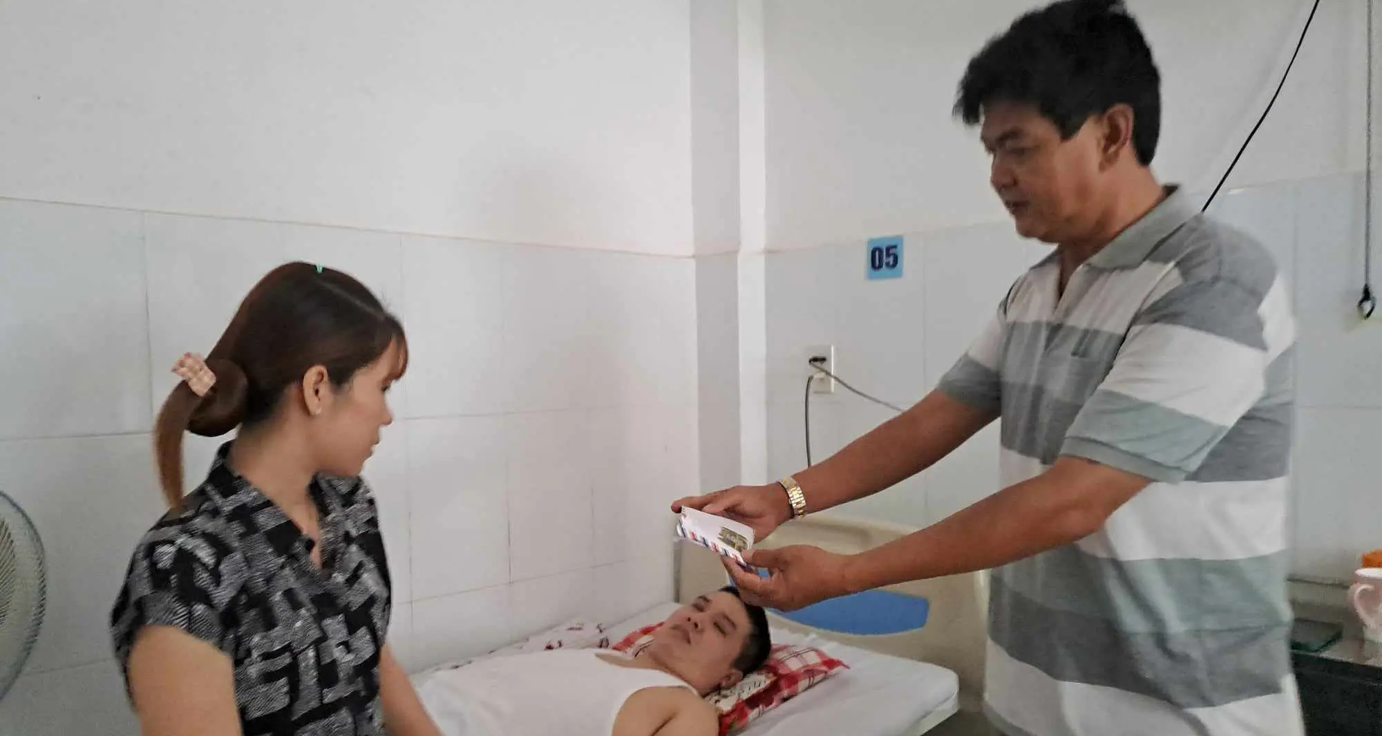 Đ&ocirc;i vợ chồng x&uacute;c động khi nhận hơn 60 triệu của bạn đọc B&aacute;o Giao th&ocirc;ng- Ảnh 1.