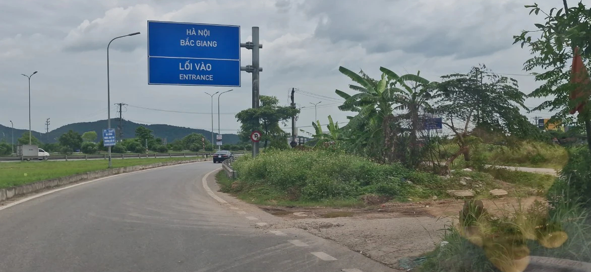 Cận cảnh đường gom xuống cấp, chi ch&iacute;t biển b&aacute;o đường cụt tr&ecirc;n cao tốc H&agrave; Nội - Bắc Giang- Ảnh 11.