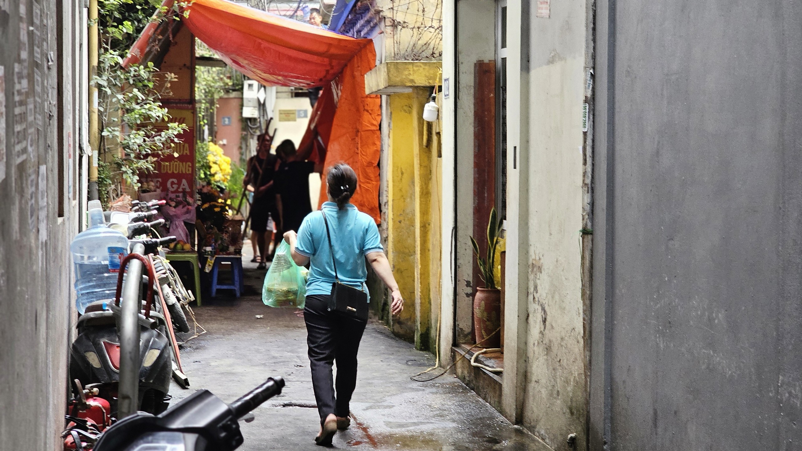 Người d&acirc;n xếp h&agrave;ng thắp hương cho c&aacute;c nạn nh&acirc;n vụ ch&aacute;y ở Trung K&iacute;nh- Ảnh 9.