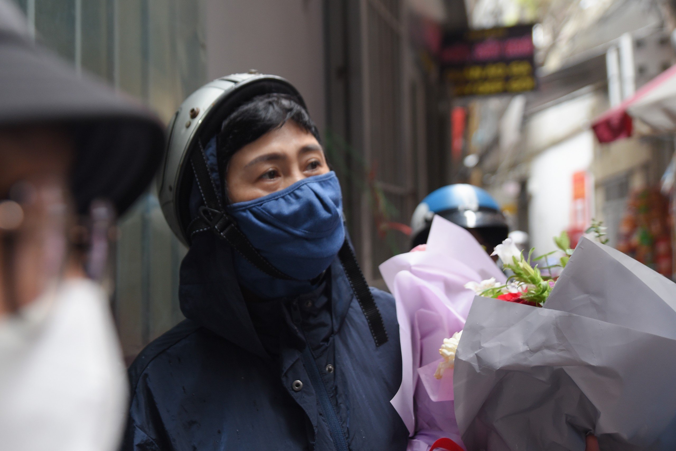 Người d&acirc;n xếp h&agrave;ng thắp hương cho c&aacute;c nạn nh&acirc;n vụ ch&aacute;y ở Trung K&iacute;nh- Ảnh 13.