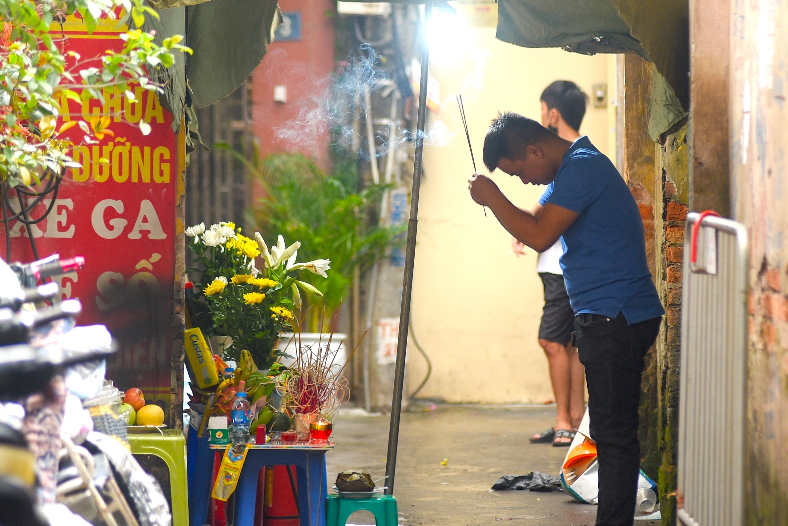 Người d&acirc;n xếp h&agrave;ng thắp hương cho c&aacute;c nạn nh&acirc;n vụ ch&aacute;y ở Trung K&iacute;nh- Ảnh 1.