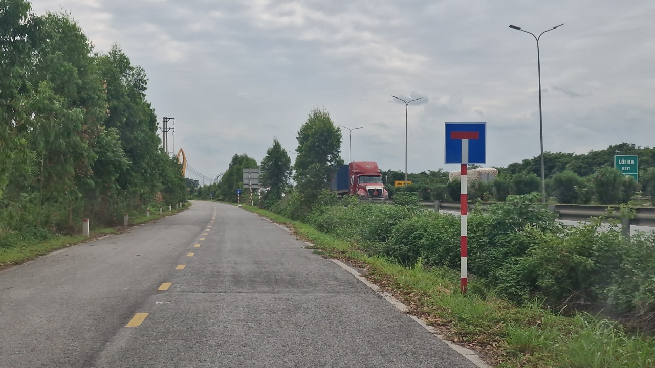 Cận cảnh đường gom xuống cấp, chi ch&iacute;t biển b&aacute;o đường cụt tr&ecirc;n cao tốc H&agrave; Nội - Bắc Giang- Ảnh 8.