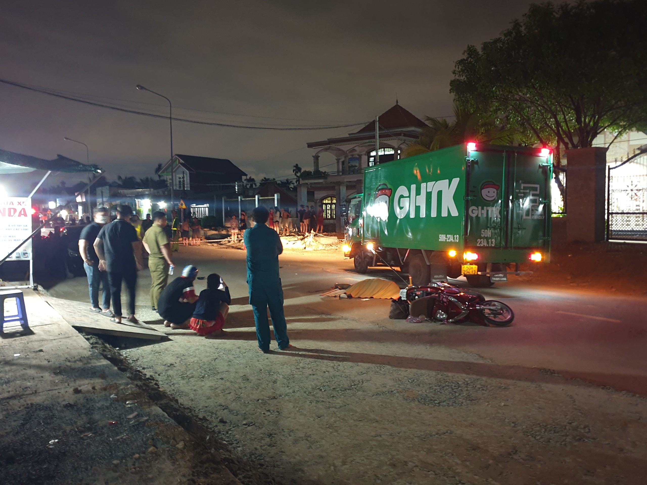 Xe tải va chạm xe m&aacute;y, người phụ nữ tử vong tại chỗ- Ảnh 1.