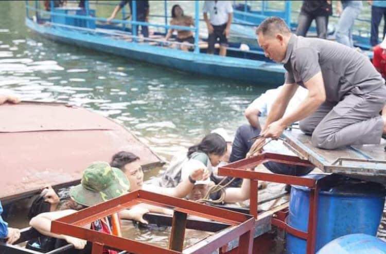 Lật cầu phao ở Bắc Kạn: 20 người rơi xuống hồ Ba Bể được hỗ trợ t&agrave;i sản- Ảnh 4.