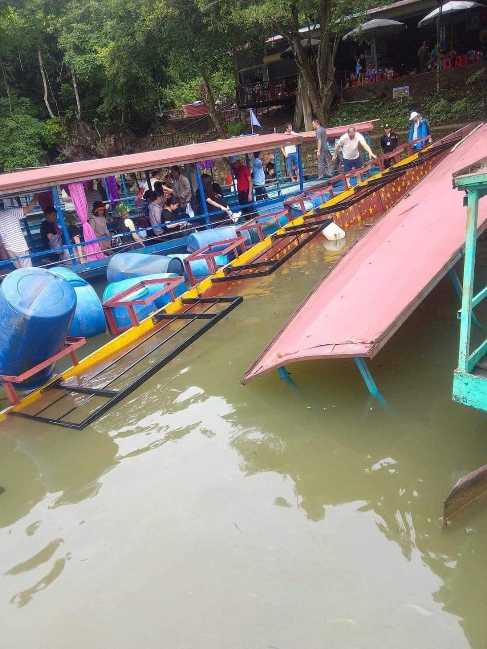 Lật cầu phao ở Bắc Kạn: 20 người rơi xuống hồ Ba Bể được hỗ trợ t&agrave;i sản- Ảnh 2.