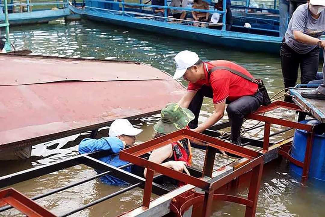 Lật cầu phao ở Bắc Kạn: 20 người rơi xuống hồ Ba Bể được hỗ trợ t&agrave;i sản- Ảnh 3.