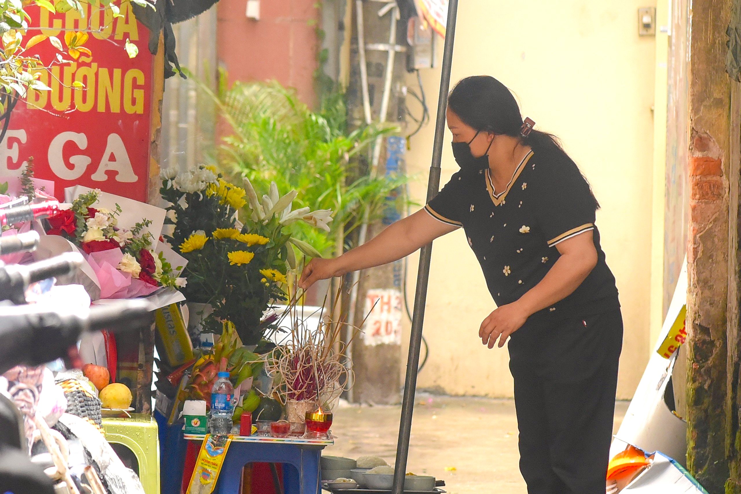 Người d&acirc;n xếp h&agrave;ng thắp hương cho c&aacute;c nạn nh&acirc;n vụ ch&aacute;y ở Trung K&iacute;nh- Ảnh 2.