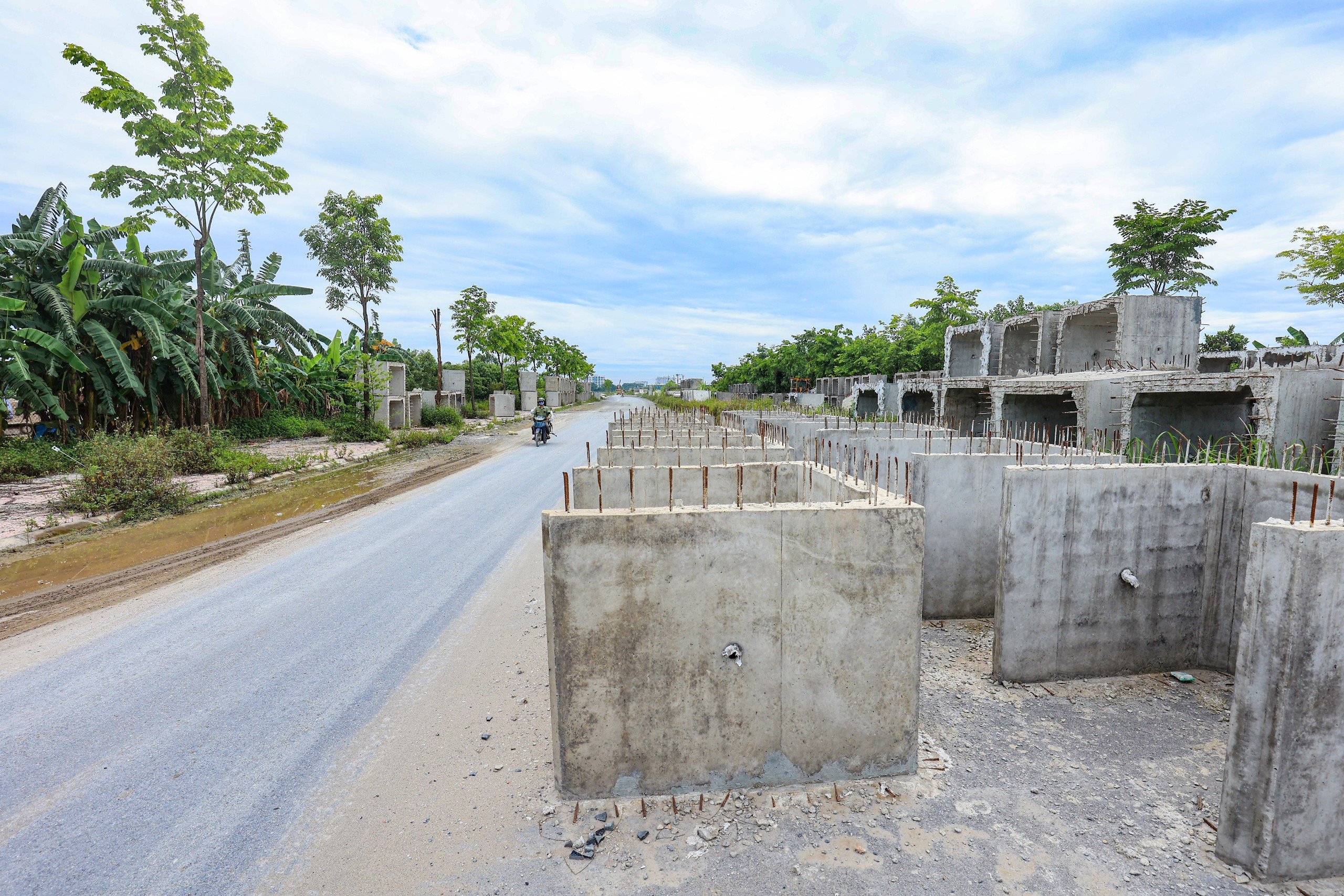 Cận cảnh tuyến đường gần 500 tỷ tại H&agrave; Nội vỡ tiến độ v&igrave; vướng mặt bằng- Ảnh 9.