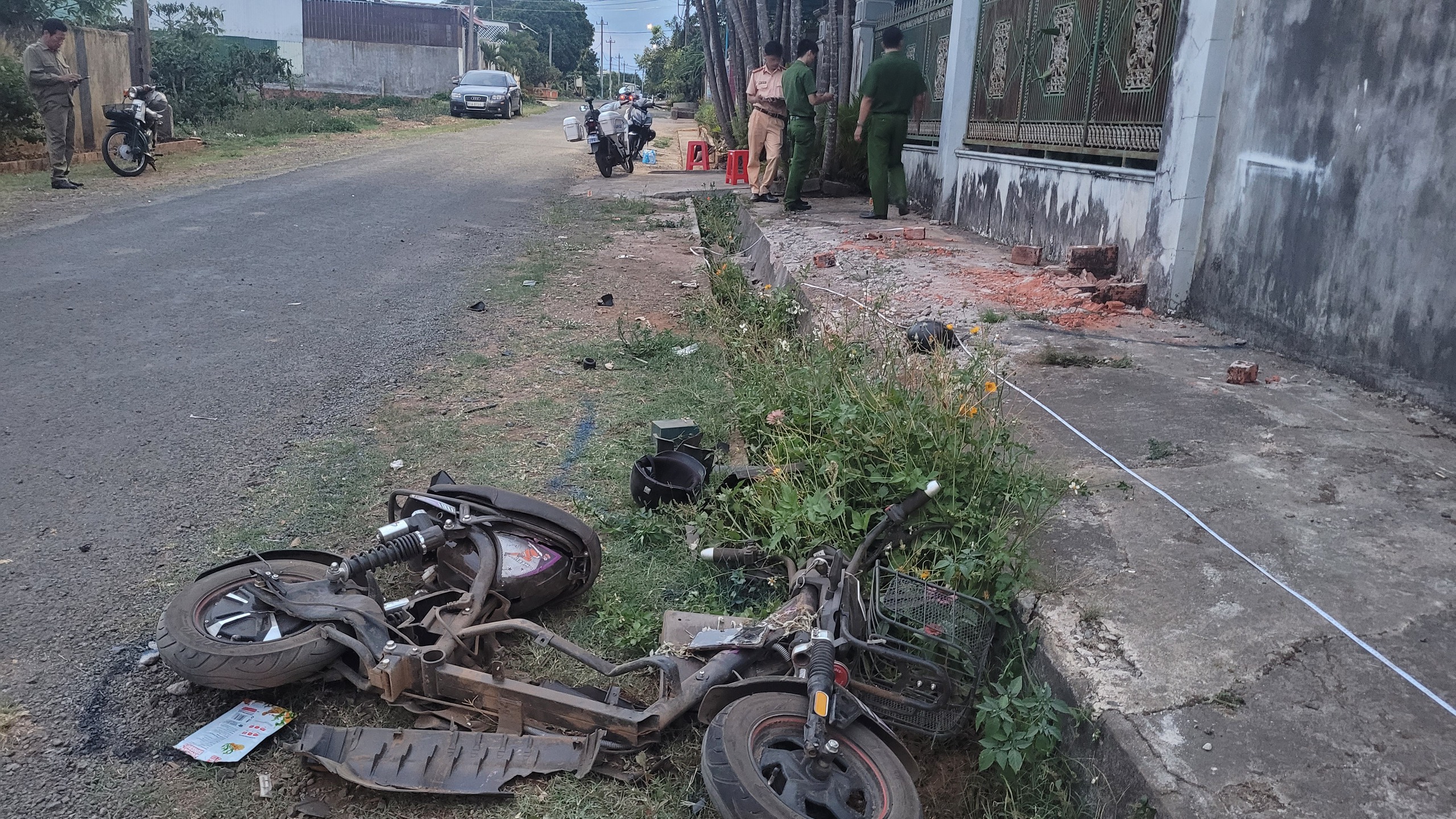 Tạm giữ nam thanh ni&ecirc;n điều khiển &ocirc; t&ocirc; t&ocirc;ng hai nữ sinh trọng thương ở Gia Lai- Ảnh 1.