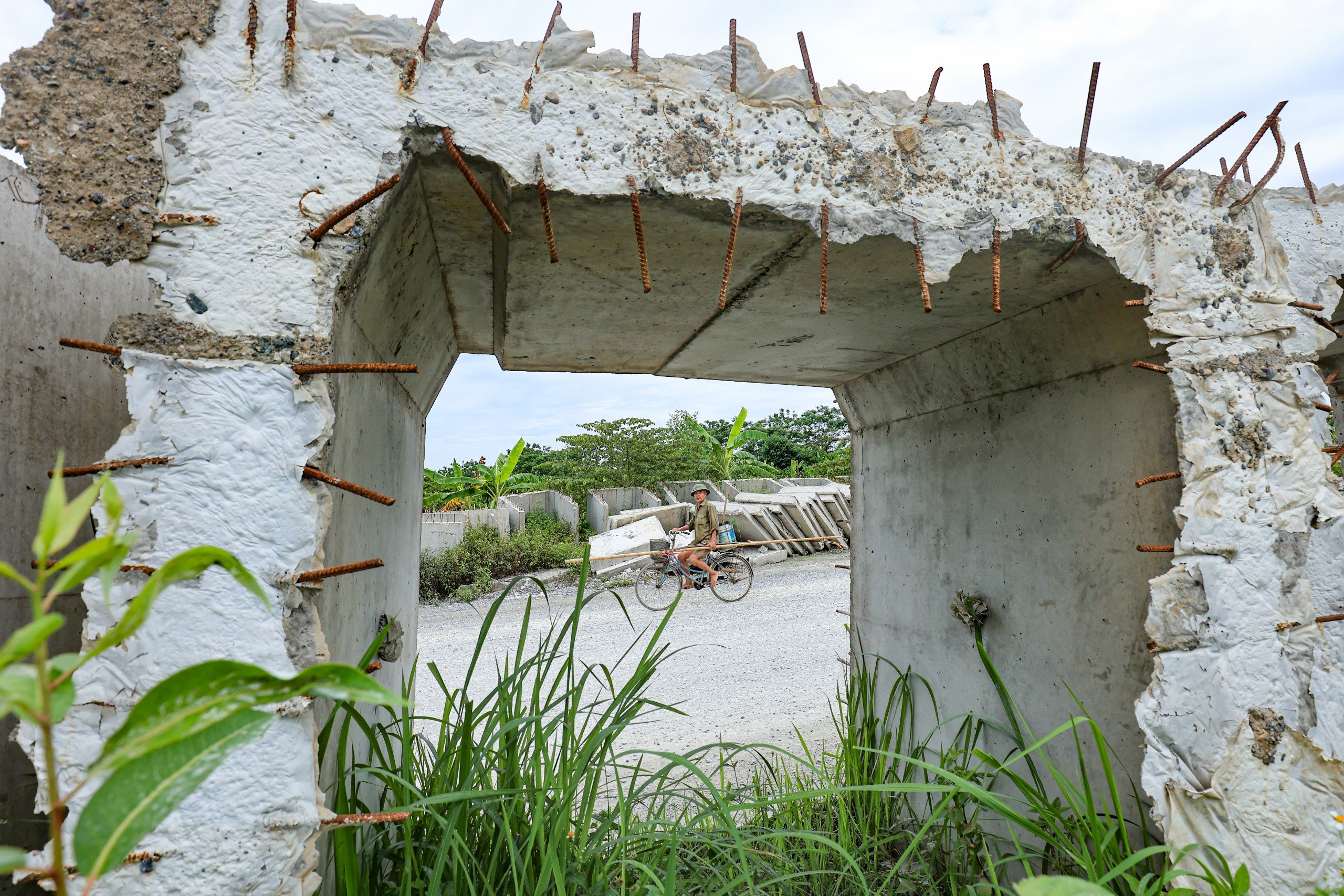 Cận cảnh tuyến đường gần 500 tỷ tại H&agrave; Nội vỡ tiến độ v&igrave; vướng mặt bằng- Ảnh 10.