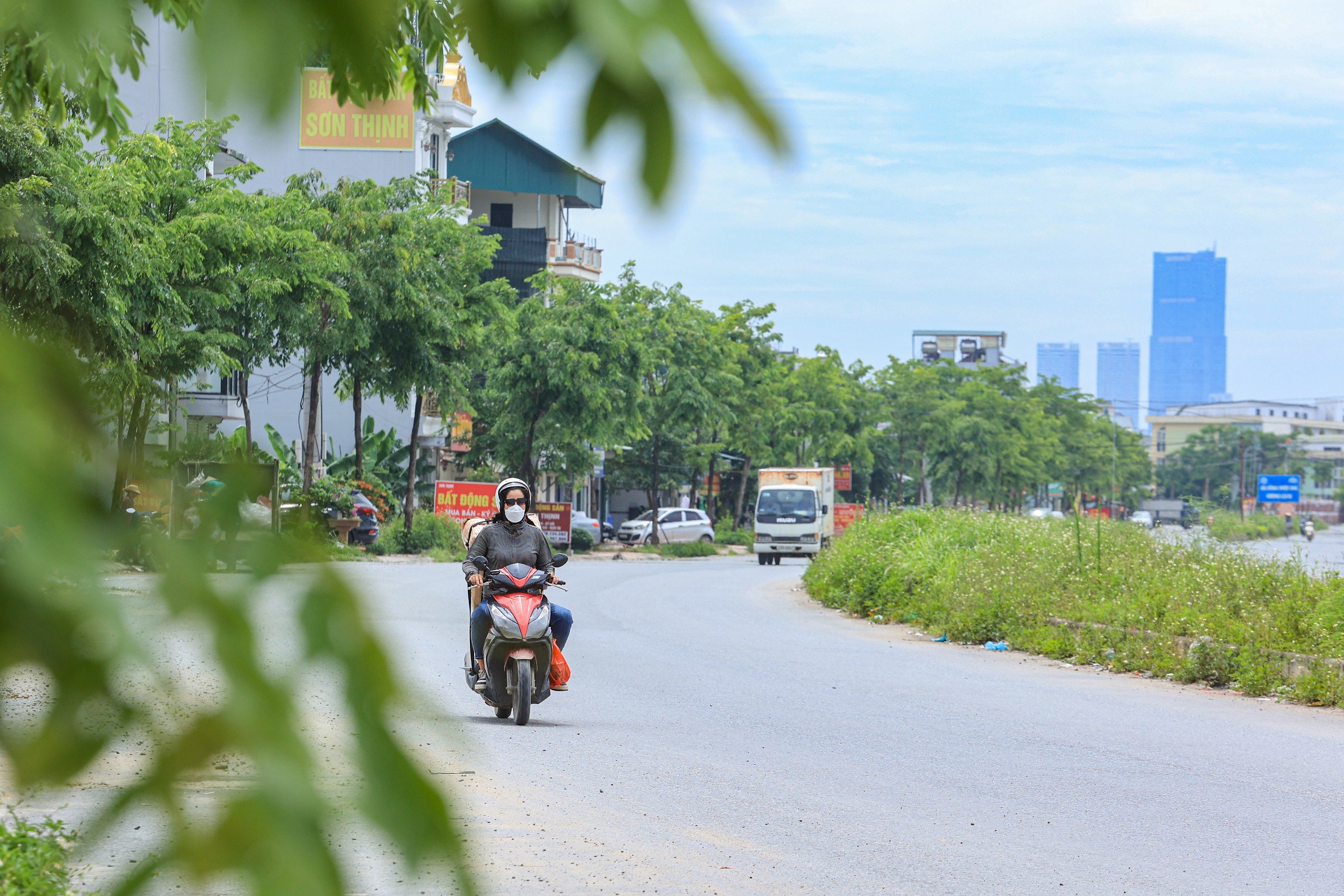 Cận cảnh tuyến đường gần 500 tỷ tại H&agrave; Nội vỡ tiến độ v&igrave; vướng mặt bằng- Ảnh 2.
