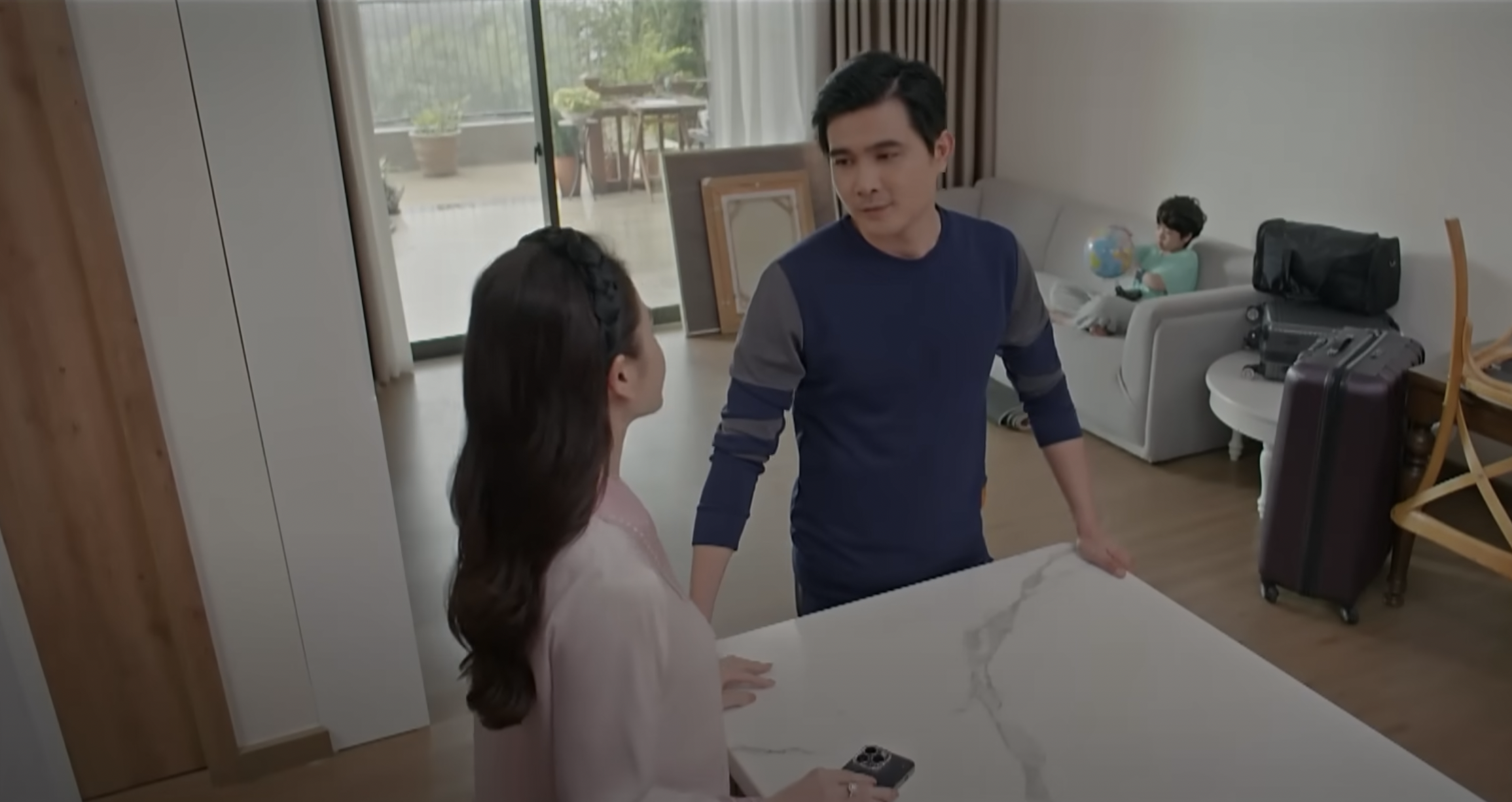 Nghĩa và An Nhiên đã đóng gói hành lý, chuẩn bị đi định cư. Nghĩa và An Nhiên đã đóng gói hành lý, chuẩn bị đi định cư.