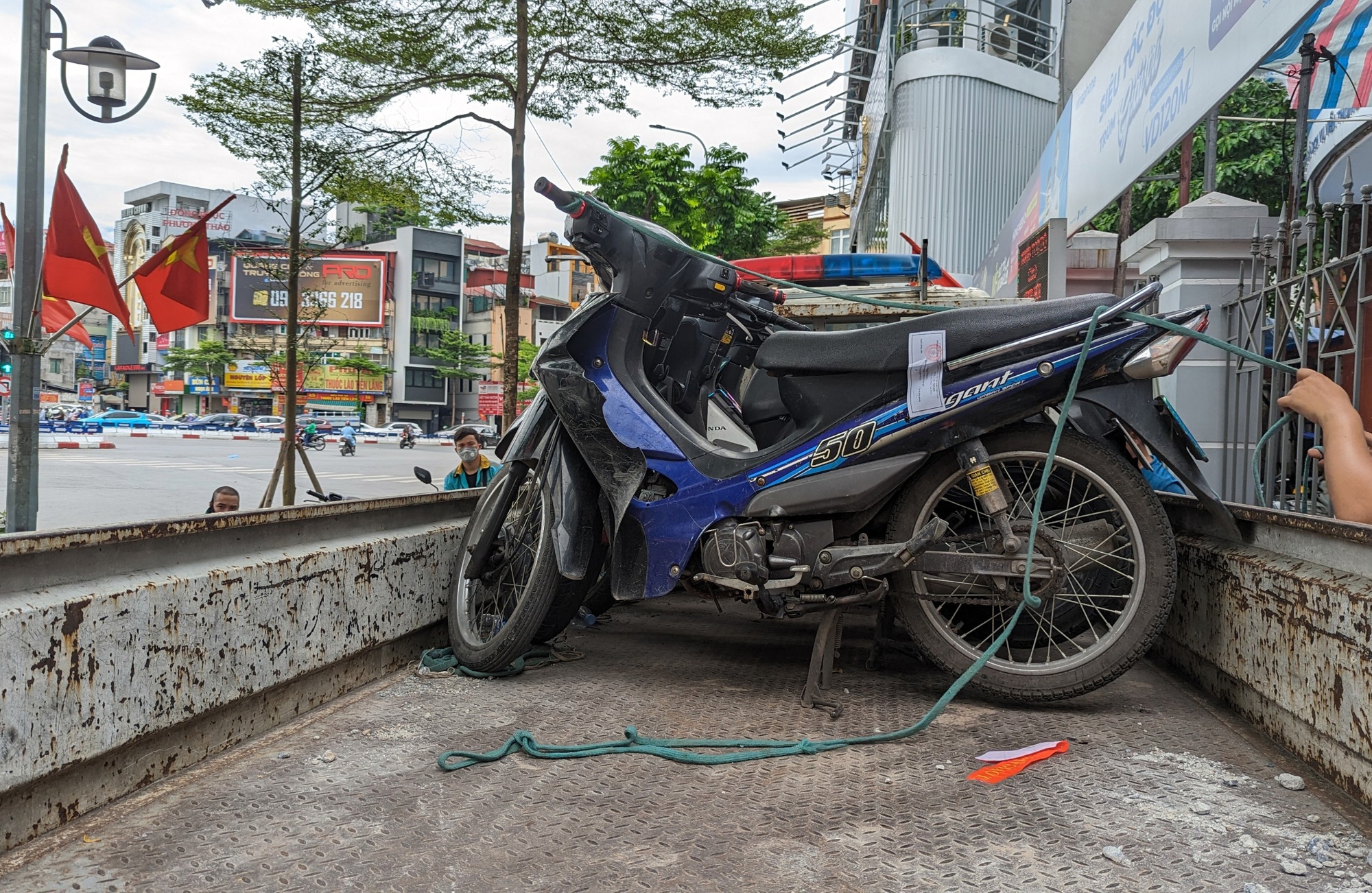 Bị CSGT bắt lỗi, học sinh ở Hà Nội khai gian tuổi để xin bỏ qua- Ảnh 2. Bị CSGT bắt lỗi, học sinh ở Hà Nội khai gian tuổi để xin bỏ qua- Ảnh 2.