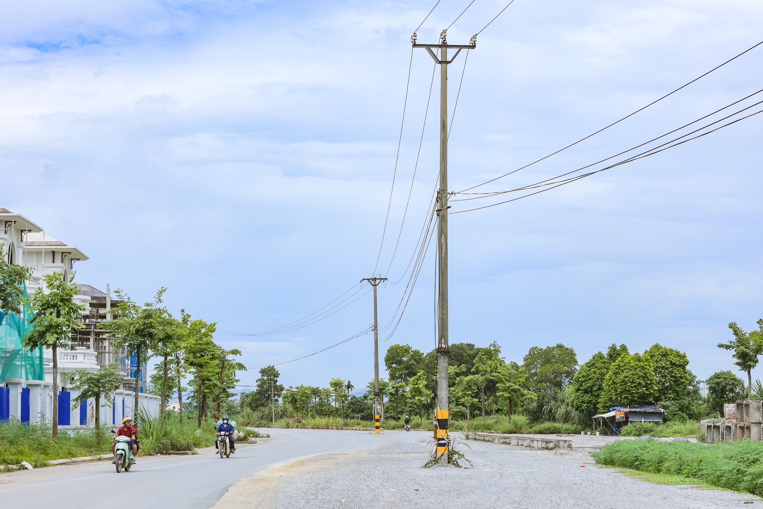 Cận cảnh tuyến đường gần 500 tỷ tại H&agrave; Nội vỡ tiến độ v&igrave; vướng mặt bằng- Ảnh 12.