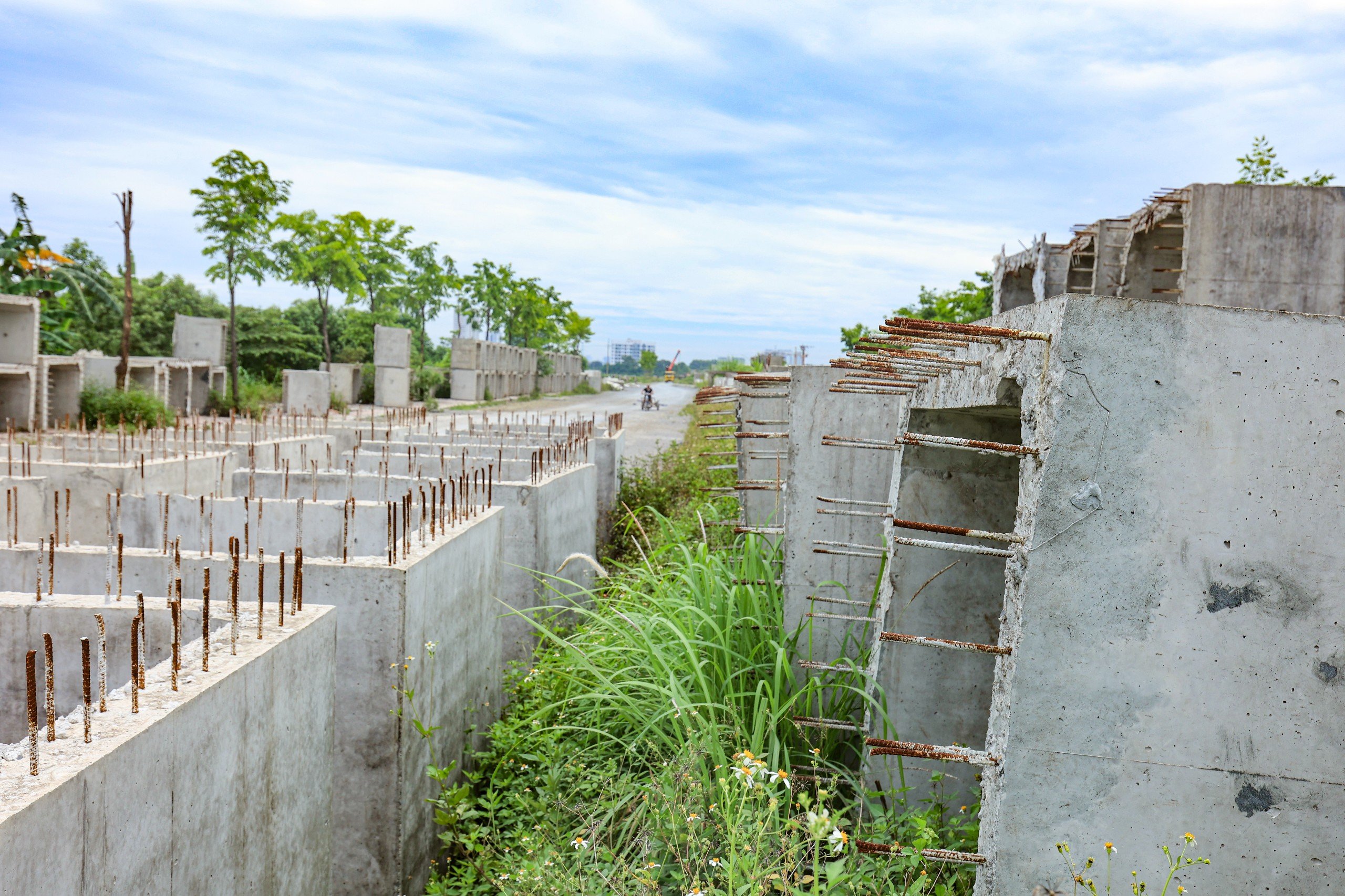 Cận cảnh tuyến đường gần 500 tỷ tại H&agrave; Nội vỡ tiến độ v&igrave; vướng mặt bằng- Ảnh 8.