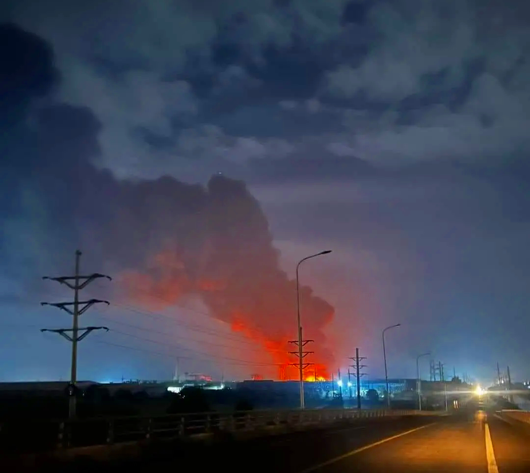 Nh&agrave; kho trong khu c&ocirc;ng nghiệp ở Ninh B&igrave;nh bốc ch&aacute;y ng&ugrave;n ngụt- Ảnh 2.