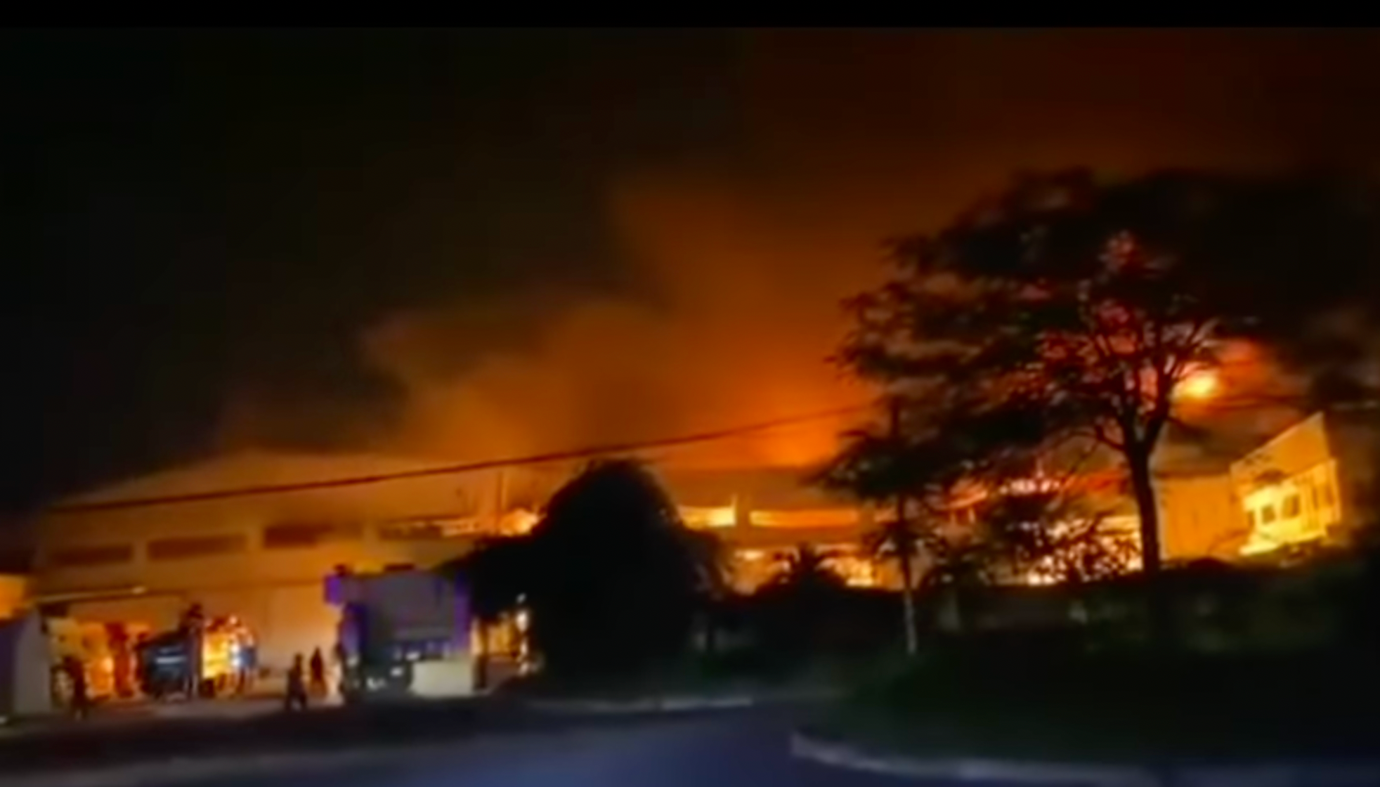 Nh&agrave; kho trong khu c&ocirc;ng nghiệp ở Ninh B&igrave;nh bốc ch&aacute;y ng&ugrave;n ngụt- Ảnh 1.